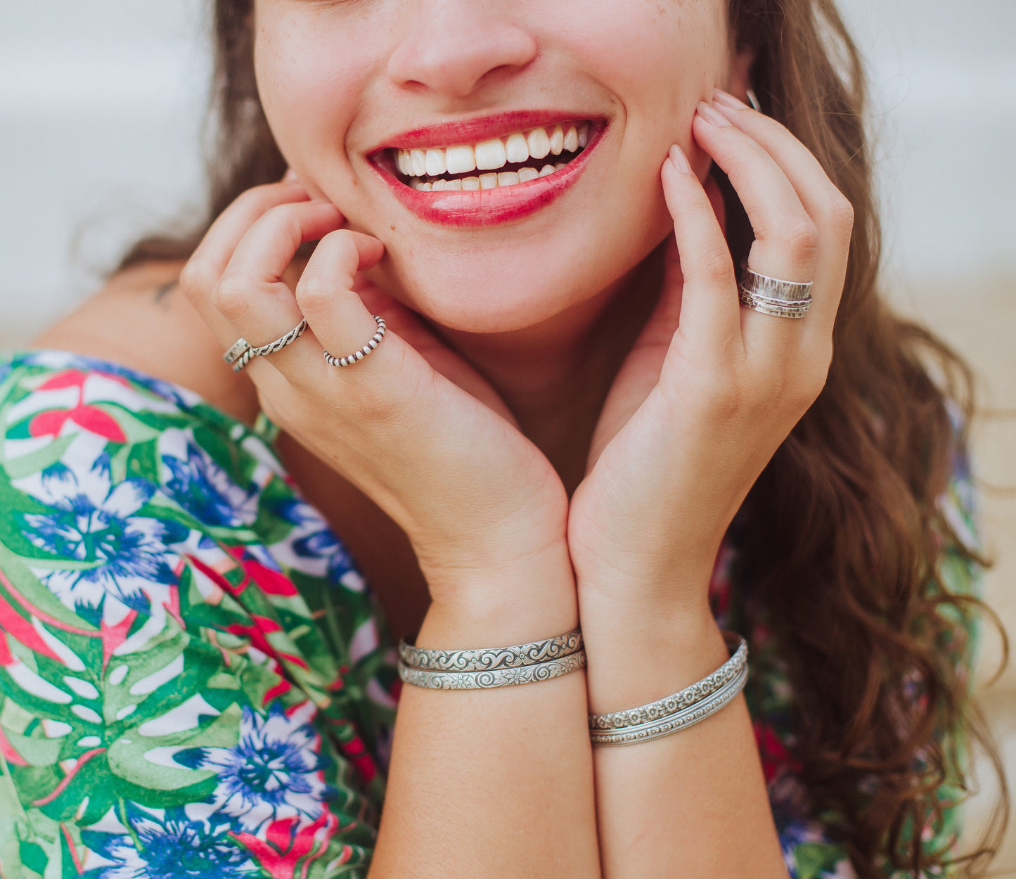 Bracelet ethnique femme en Argent Massif 925 – Jonc rigide artisanal gravé à la main – Bijou bohème chic ajustable, livré avec écrin cadeau