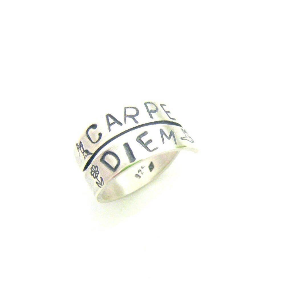 Bague large en argent massif gravée avec le message carpe diem