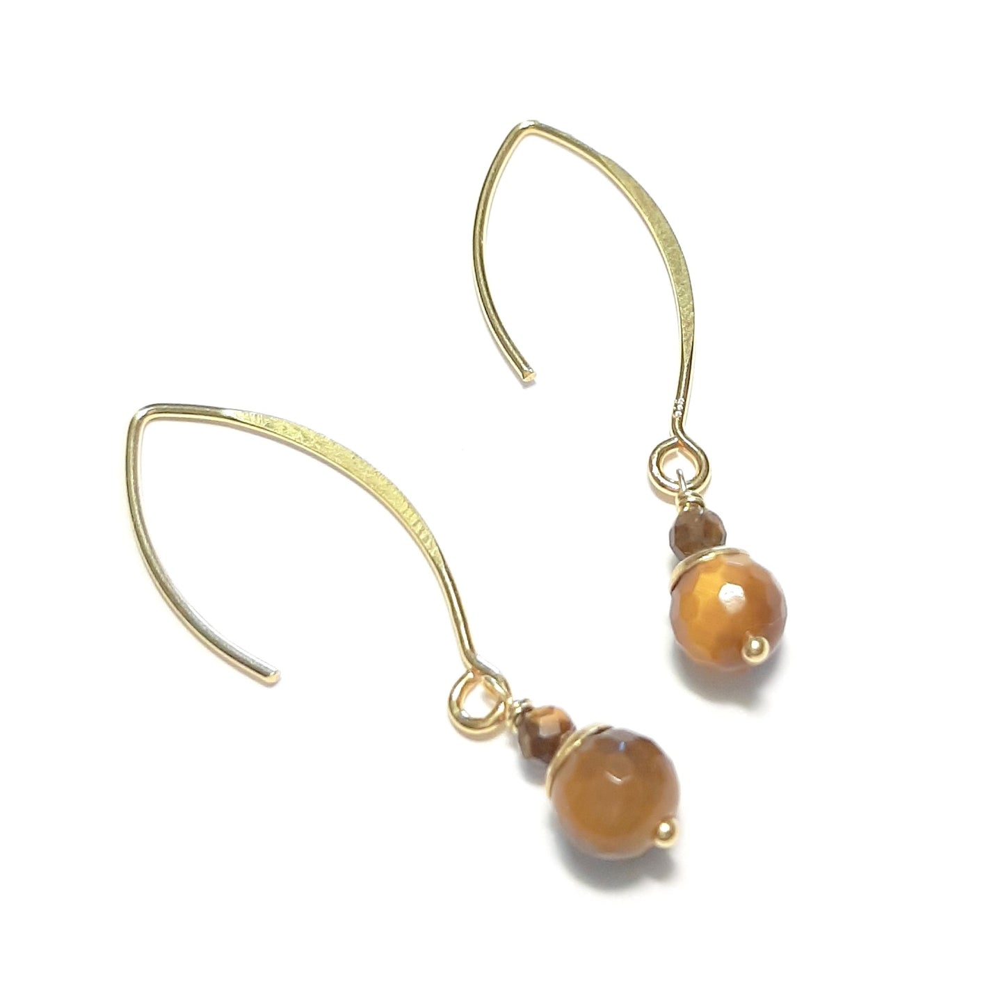 Boucles d’oreilles pendantes en argent 925 doré ornées de pierres naturelles d’oeil de tigre. Bijoux intemporels au design épuré et raffiné.