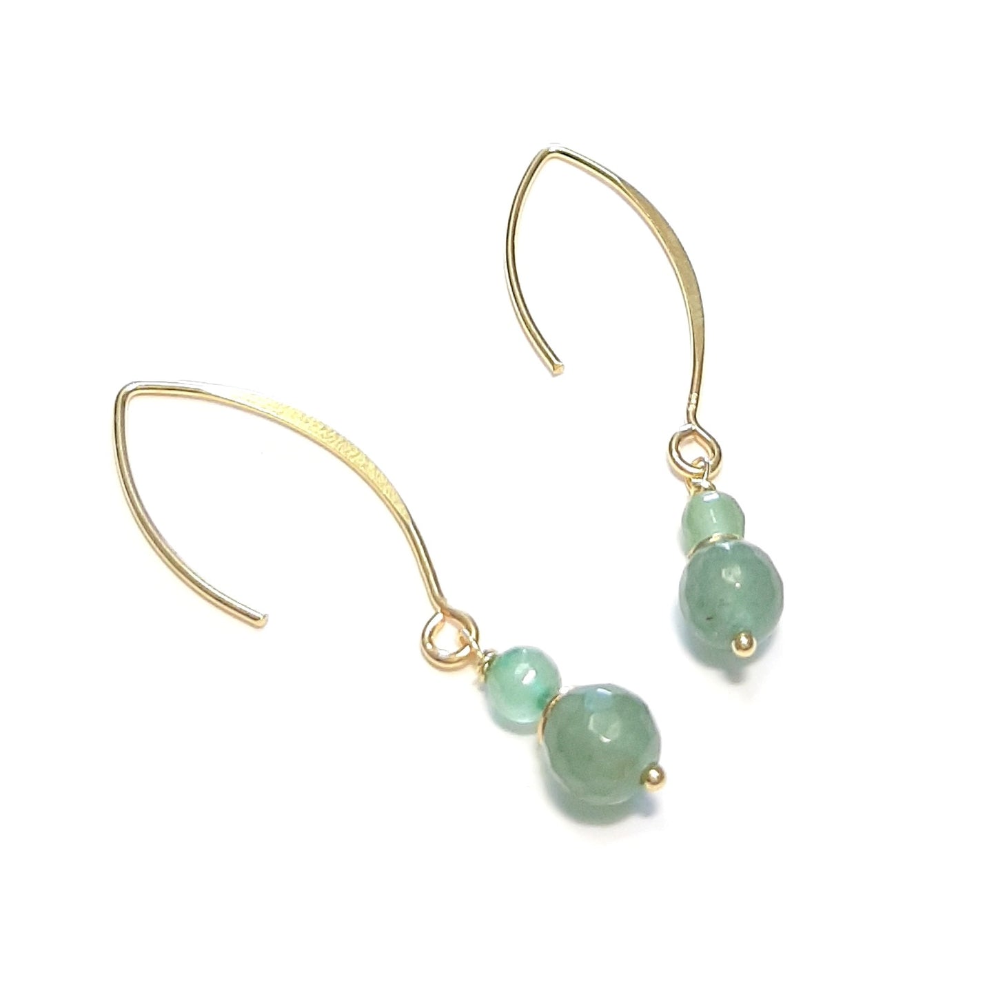 boucles d'oreilles longues pendantes en argent doré et pierres naturelles d'aventurine verte.