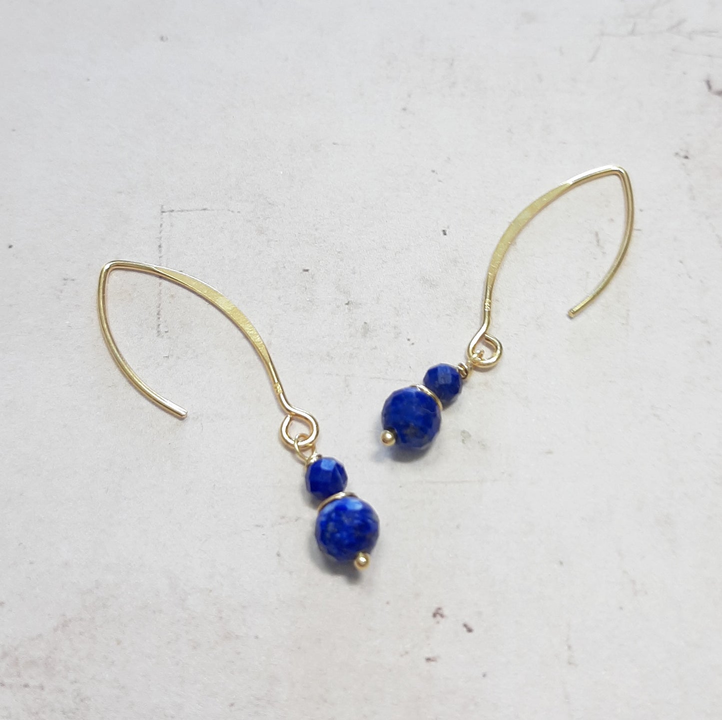 Boucles d’oreilles femmes en argent 925 doré, rehaussées de pierres naturelles de lapis lazuli.