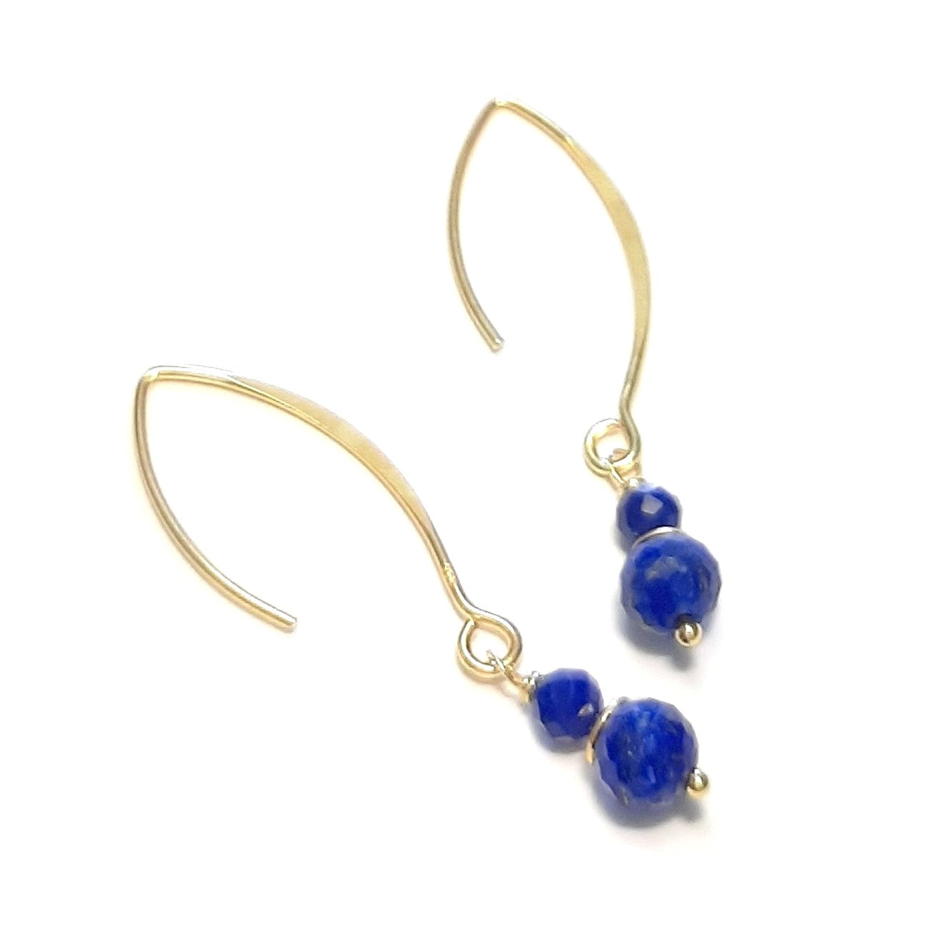 Boucles d’oreilles pendantes en argent 925 doré, rehaussées de pierres naturelles de lapis lazuli.