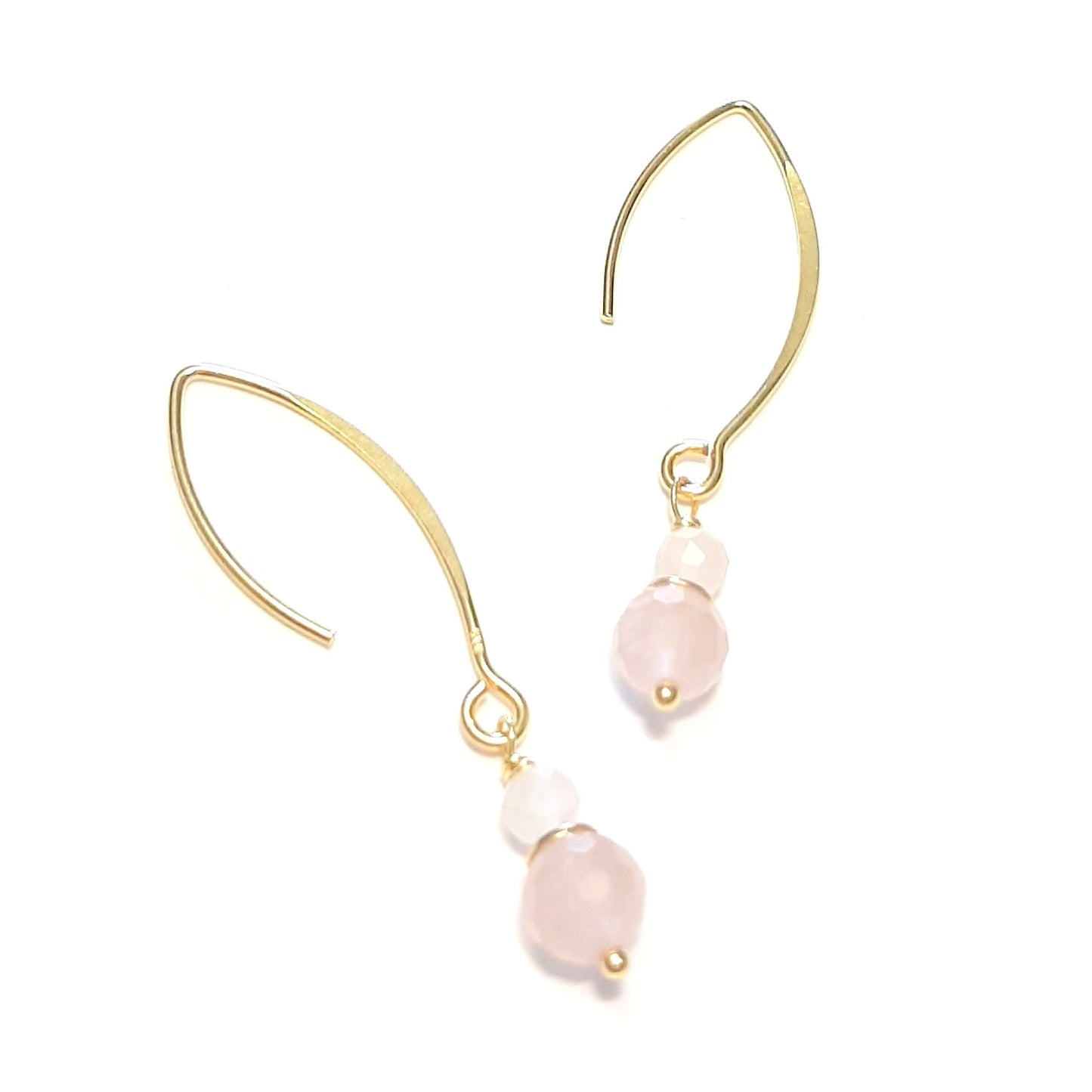 Ces boucles d’oreilles pendantes en argent 925 doré, ornées de pierres naturelles de quartz rose, offrent une élégance raffinée et intemporelle. Le quartz rose, avec ses nuances douces, s’harmonise parfaitement avec le métal doré, créant un accessoire chic et durable, idéal pour toutes les occasions.