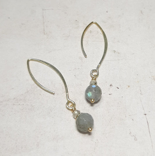 Boucles d’oreilles en argent 925 doré et labradorite naturelle, longueur 4,5 cm, pierres de 4 et 6 mm. Design épuré et protecteur, parfait pour illuminer le visage et se sentir en sécurité face aux ondes négatives.