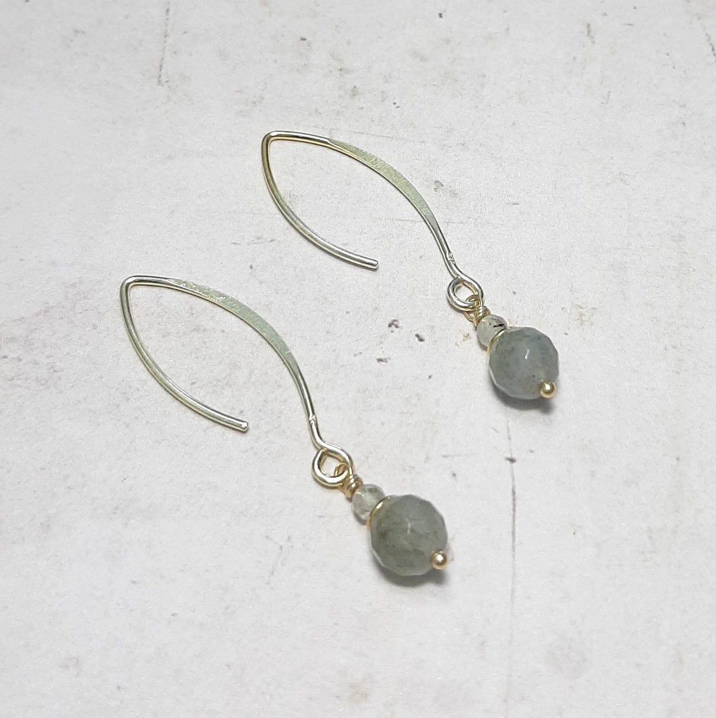 Boucles pendantes Bonita : labradorite scintillante et métal en argent 925 doré . Elles protègent, apaisent, et attirent l’œil. Bijou artisanal made in France, sobre et raffiné, à porter au quotidien ou pour une occasion spéciale.