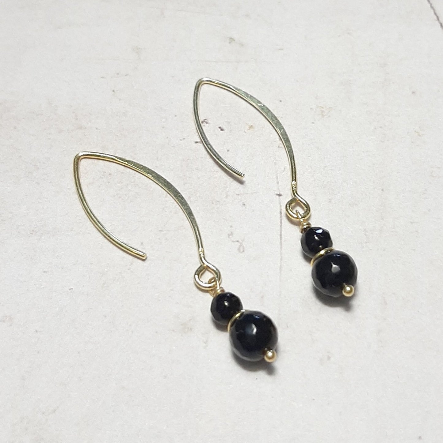 Boucles d’oreilles pendantes “Bonita” en onyx noir et argent doré 925 — élégantes, protectrices, faites avec soin. L’onyx frontal capte l’œil, l’effet doré illumine le visage. Style chic bohème, parfaites avec des tenues sobres ou plus audacieuses.