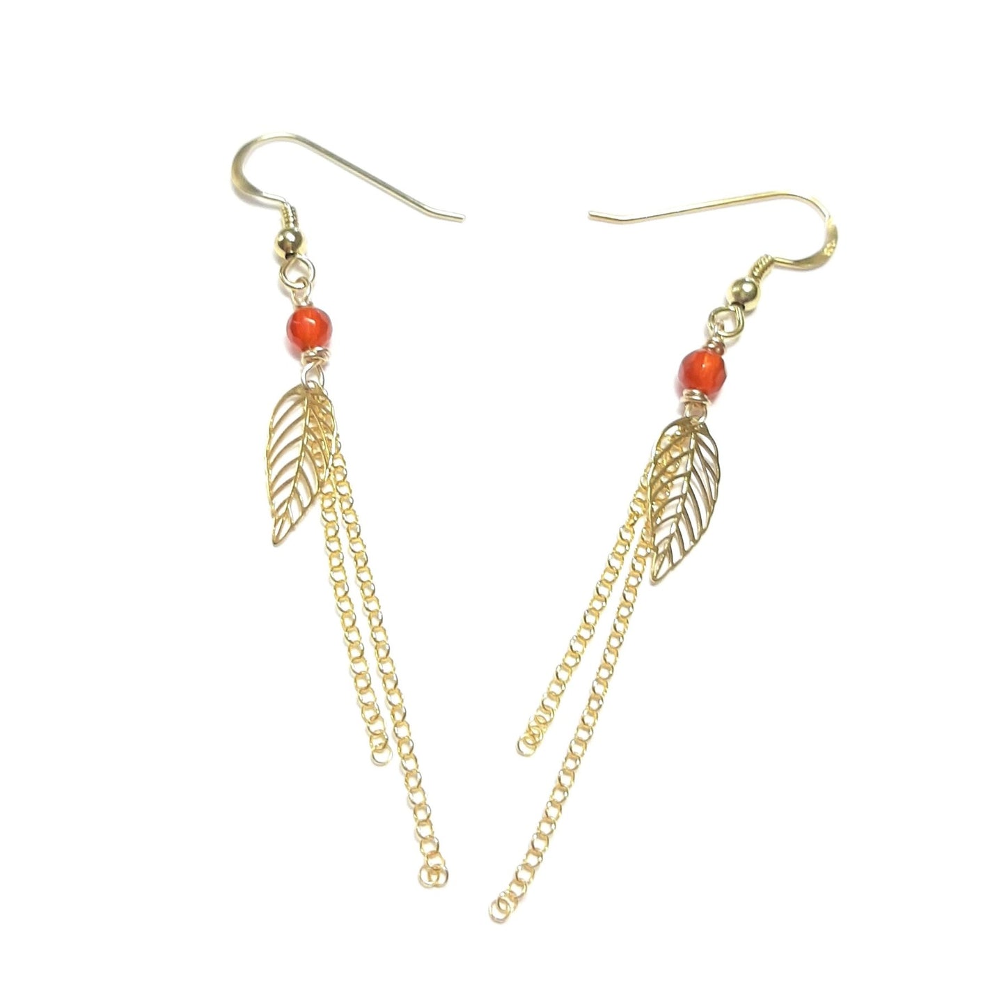Ces boucles d'oreilles élégantes combinent la chaleur de la cornaline, pierre de vitalité et de courage, avec un design en forme de feuille en argent 925. Parfaites pour celles qui cherchent un bijou à la fois raffiné et énergisant, ces boucles sont idéales pour ajouter une touche naturelle à votre style quotidien ou pour une occasion spéciale.