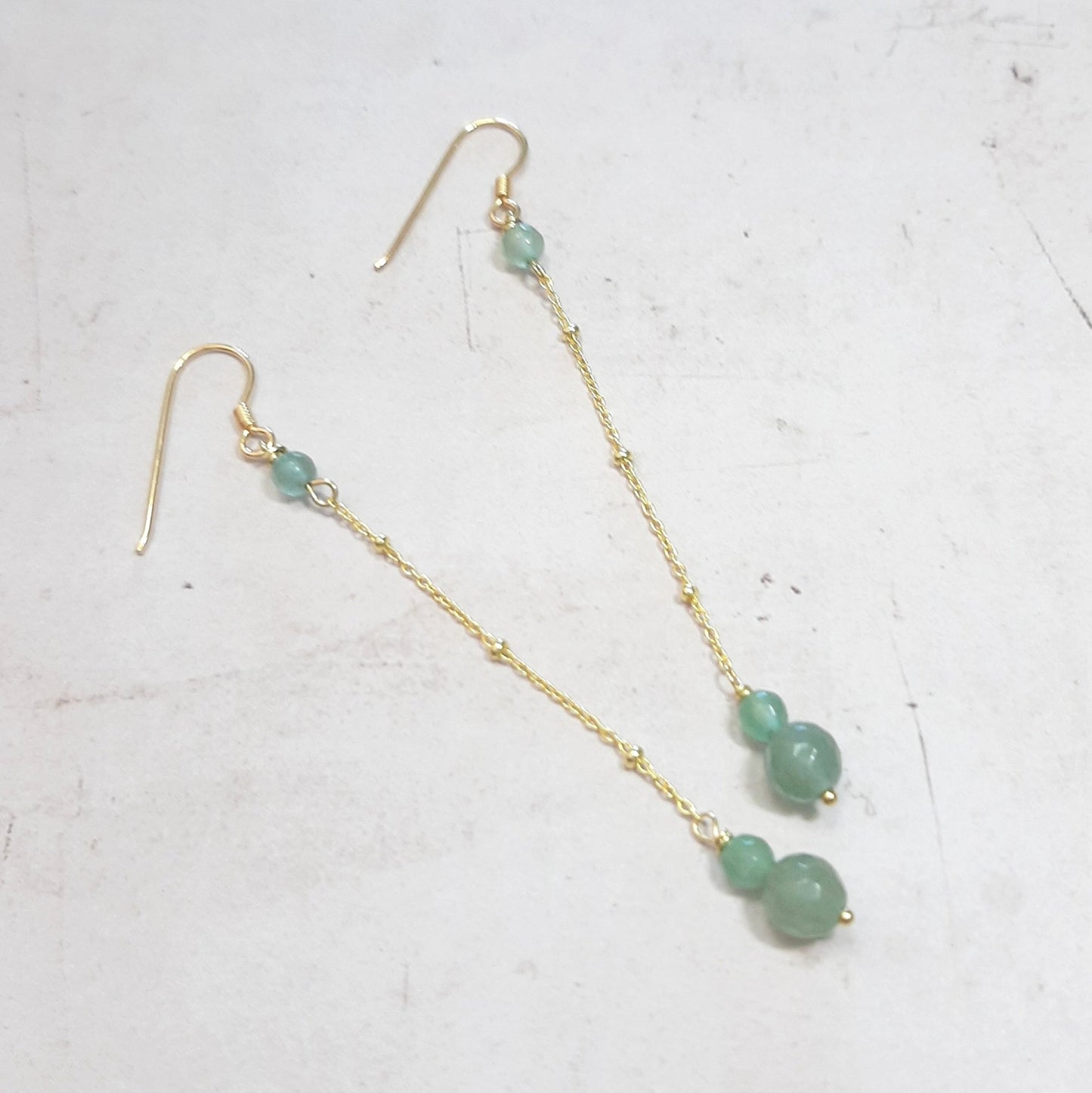 Boucles d'oreilles longues et délicates en argent 925 doré et aventurine.