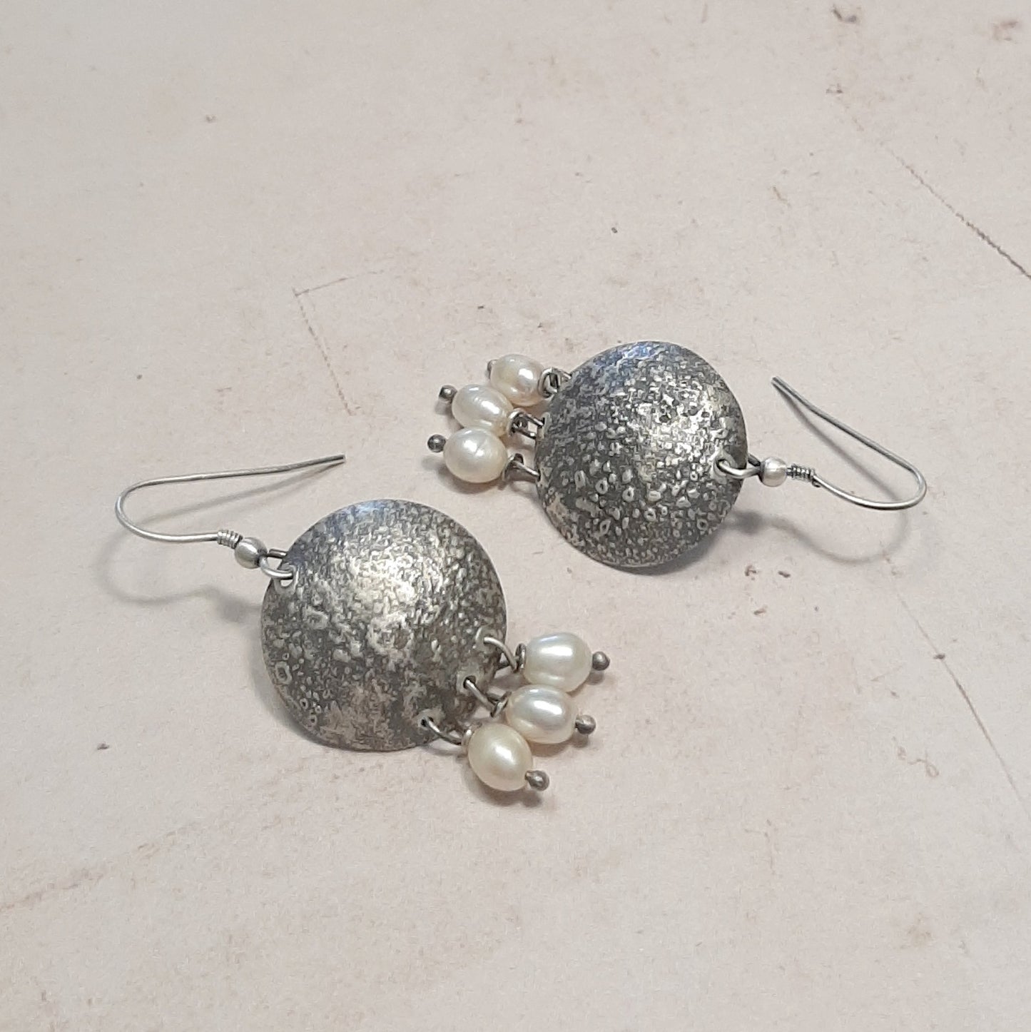 Bijou fait main en argent 925 patiné noir, ces boucles ethniques avec perles de culture allient caractère et élégance.