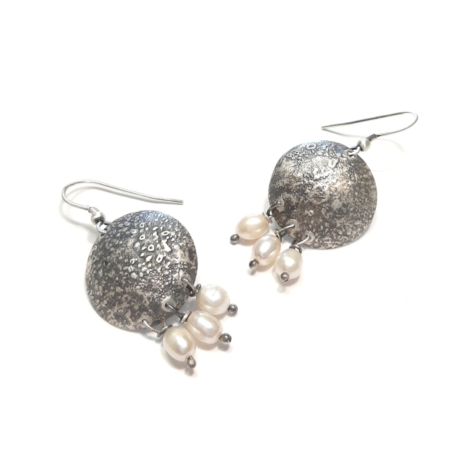 Élégantes boucles en argent massif et perles de culture, à la texture brute et au charme ethnique. Fabrication artisanale.