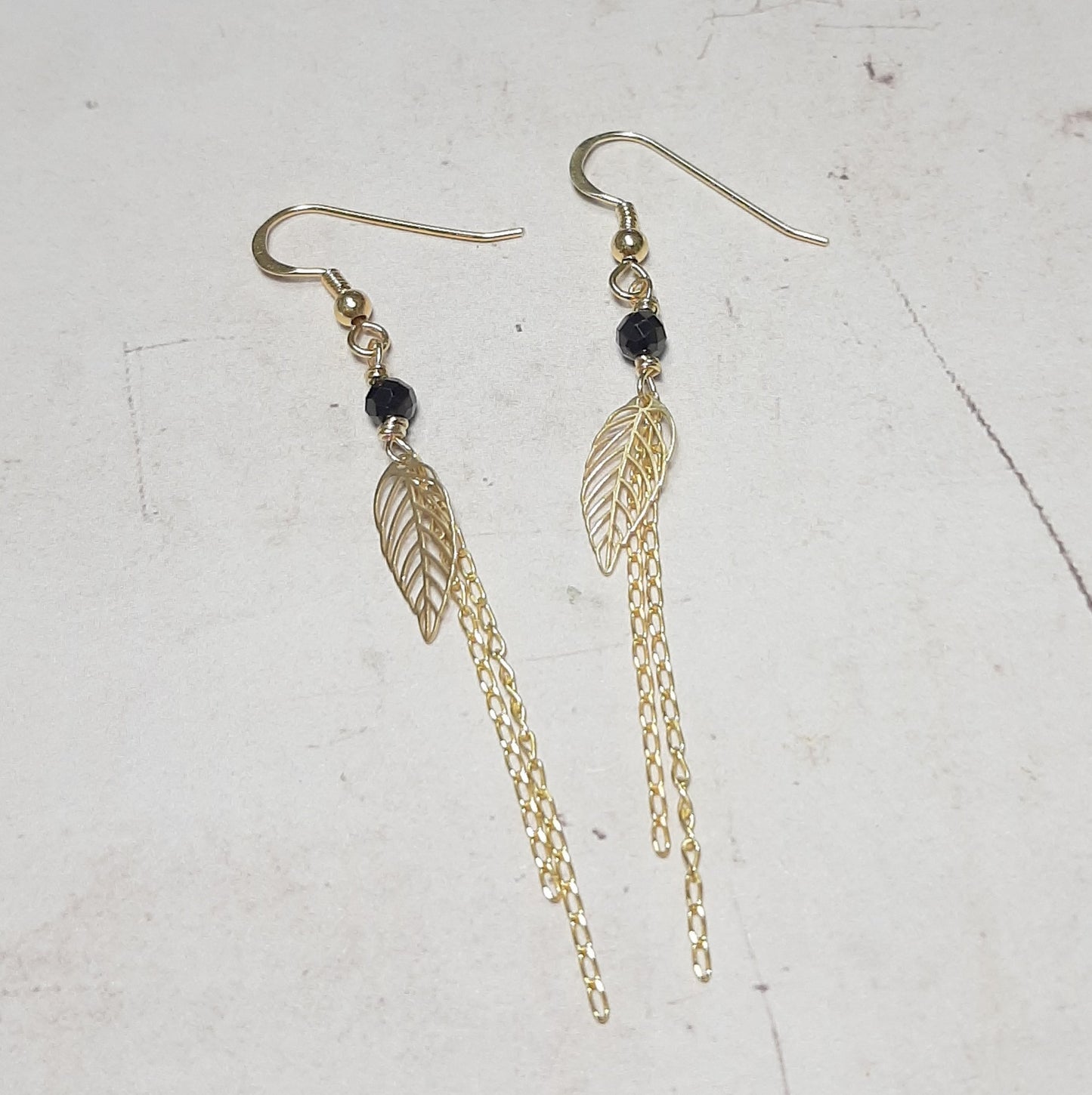 boucles d’oreilles feuille élégantes, argent doré, spinelle noire, bijou bohème, artisanal, ancrage énergétique