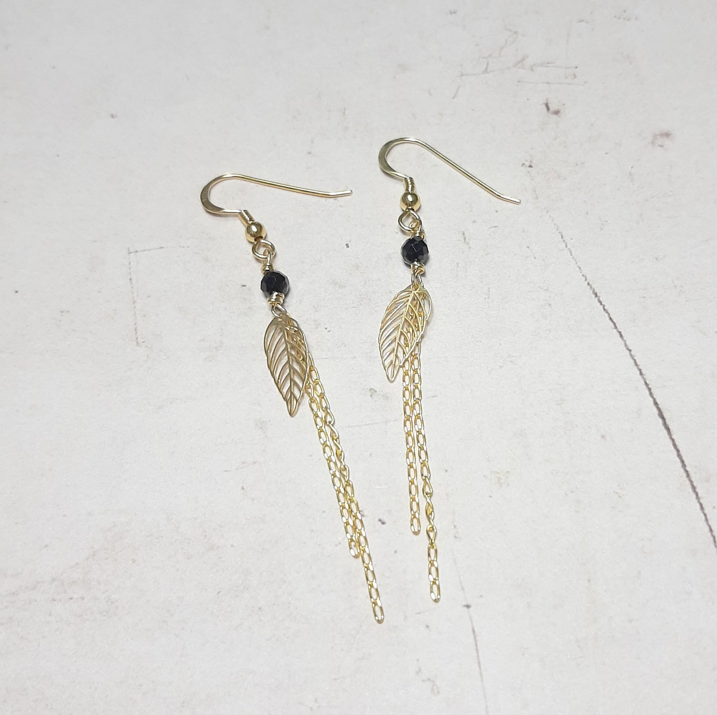 boucles d’oreilles longues feuille, pierre spinelle noire , style bohème chic, création artisanale, protection lithothérapie