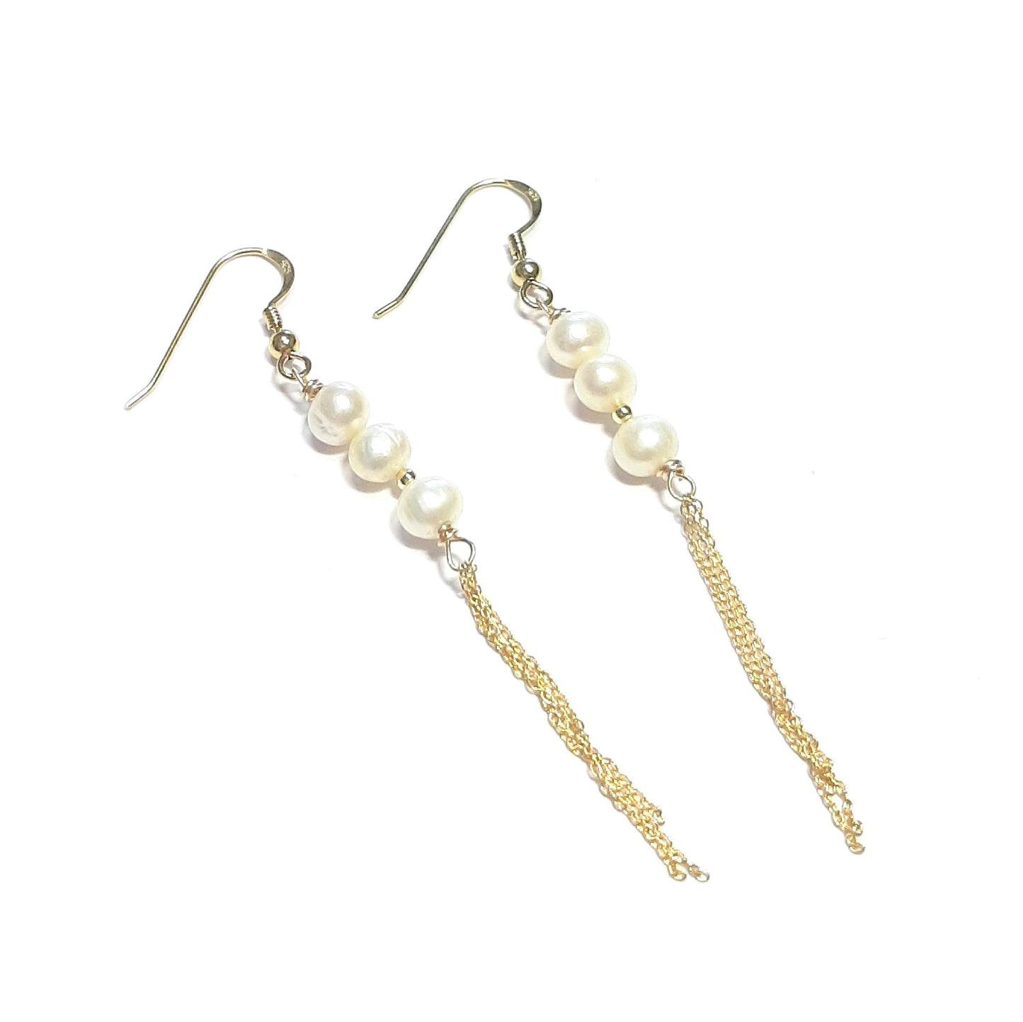 Boucles d’oreilles en perles –
Finesse et délicatesse se rencontrent dans ces boucles d’oreilles en perles de culture, parfaites pour sublimer une tenue de mariage ou de cérémonie. Leur éclat nacré illumine le visage, ajoutant une touche de romantisme et de grâce intemporelle.
Montées sur un support en argent 925, ces boucles sont à la fois discrètes et sophistiquées, idéales pour une mariée en quête d’un bijou élégant et naturel.
À porter avec votre robe de mariée ou une tenue de soirée pour un look raff