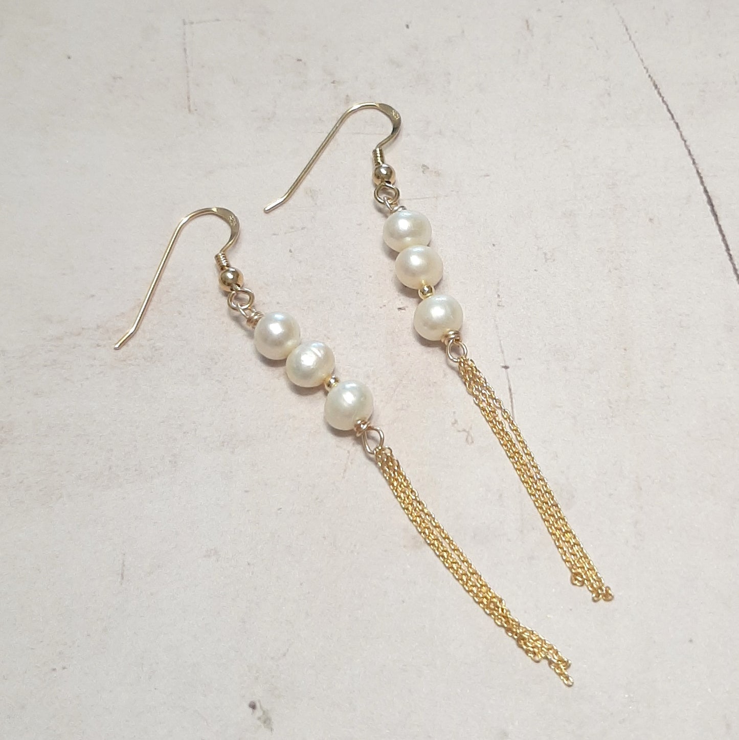 Sublimez votre tenue avec ces boucles d’oreilles en perles de culture, véritables symboles de raffinement et de pureté. Confectionnées en argent 925 et ornées de perles délicates, elles sont idéales pour une touche d’élégance intemporelle. Parfaites en tant que bijoux de mariage ou bijoux de cérémonie, elles apportent une lumière douce et naturelle à votre visage. Leur design minimaliste en fait également un choix raffiné pour le quotidien.