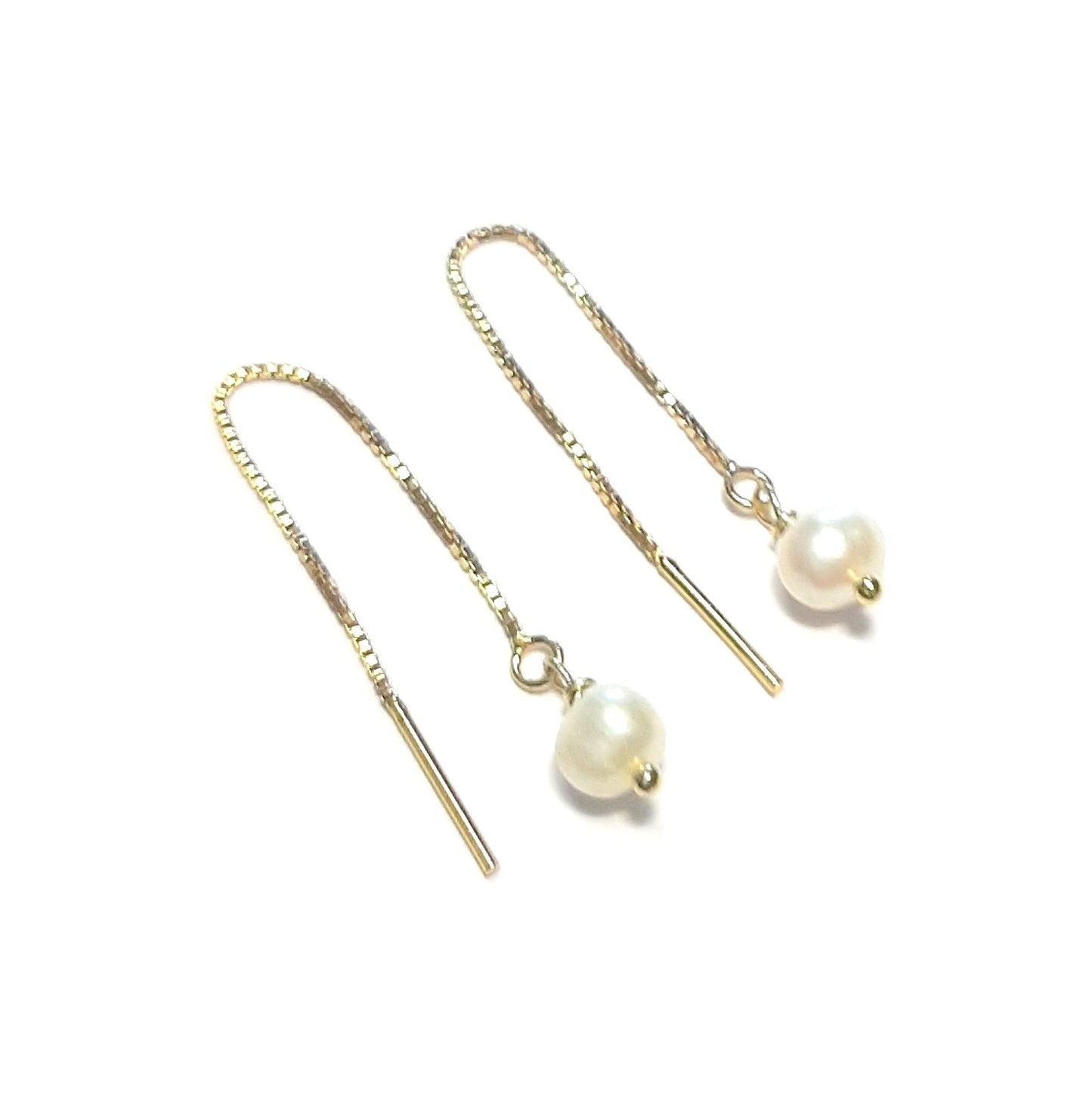 Boucles d’oreilles modulables en argent doré et perles de rivière
Découvrez Ilhéus, des boucles d’oreilles au design épuré et contemporain. Confectionnées en argent 925 doré à l’or fin 24 carats, elles se distinguent par leur chaîne ajustable, qui permet de les porter de différentes façons selon votre style.
Ornées d’une perle de culture naturelle, elles offrent un équilibre parfait entre modernité et élégance intemporelle. Boucles d’oreilles modulables pour plusieurs perçages,