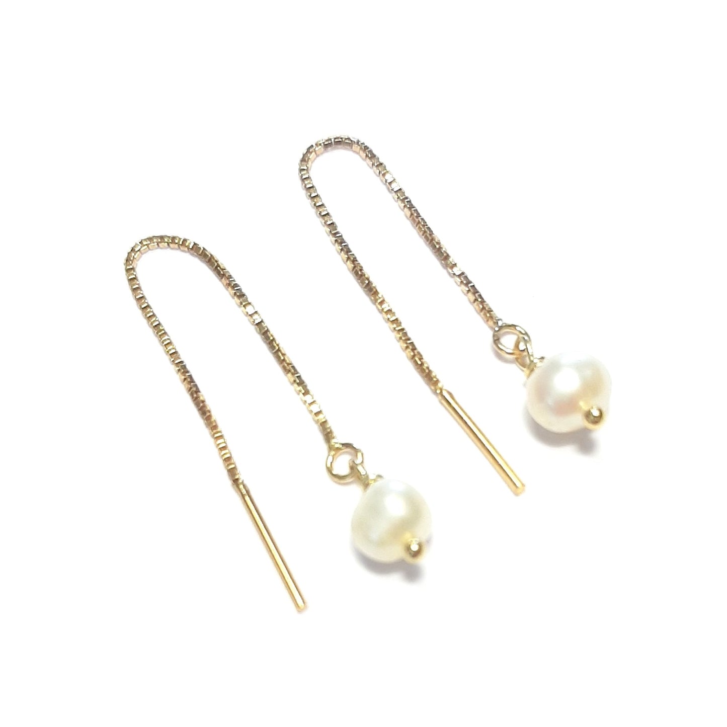 Boucles d’oreilles en argent doré et perles de culture – Fabrication artisanale
Les boucles d’oreilles Ilhéus allient savoir-faire artisanal et matériaux nobles. Réalisées en argent 925 recyclé, doré à l’or fin 24 carats, et ornées de véritables perles de culture d'eau douce, elles incarnent une élégance naturelle et responsable.
Leur chaîne ajustable permet de les porter de plusieurs façons : en pendants délicats ou en les glissant à travers plusieurs perçages pour un effet moderne et sophistiqué.