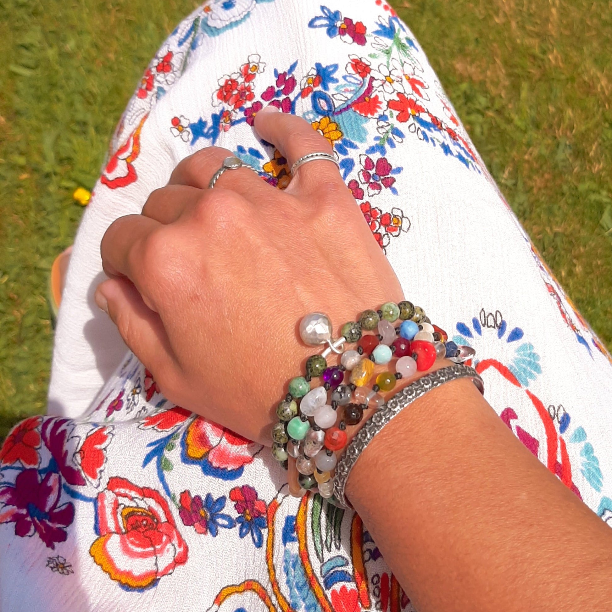 Bracelet manchette de style brésilien, en pierres naturelles multicolores et argent 925, orné d’un grelot appeleur d’anges.