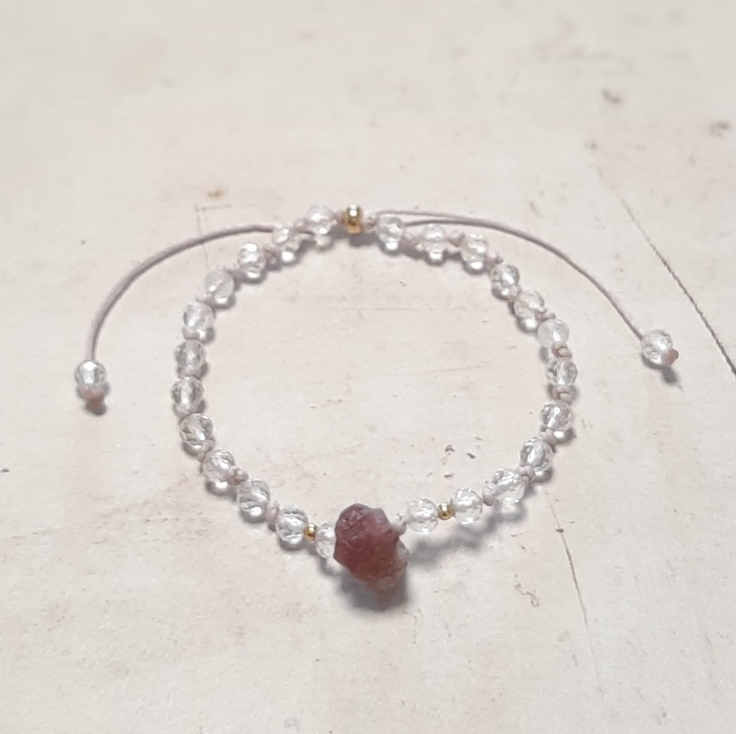 Bracelet réglable en tourmaline rose et cristal de roche – Argent 925 doré
Ce bracelet en pierres naturelles allie la douceur de la tourmaline rose brute à la clarté du cristal de roche. Grâce à son cordon coulissant, il s’adapte à toutes les tailles de poignet. Les apprêts en argent 925 doré ajoutent une touche précieuse à ce bijou unique.