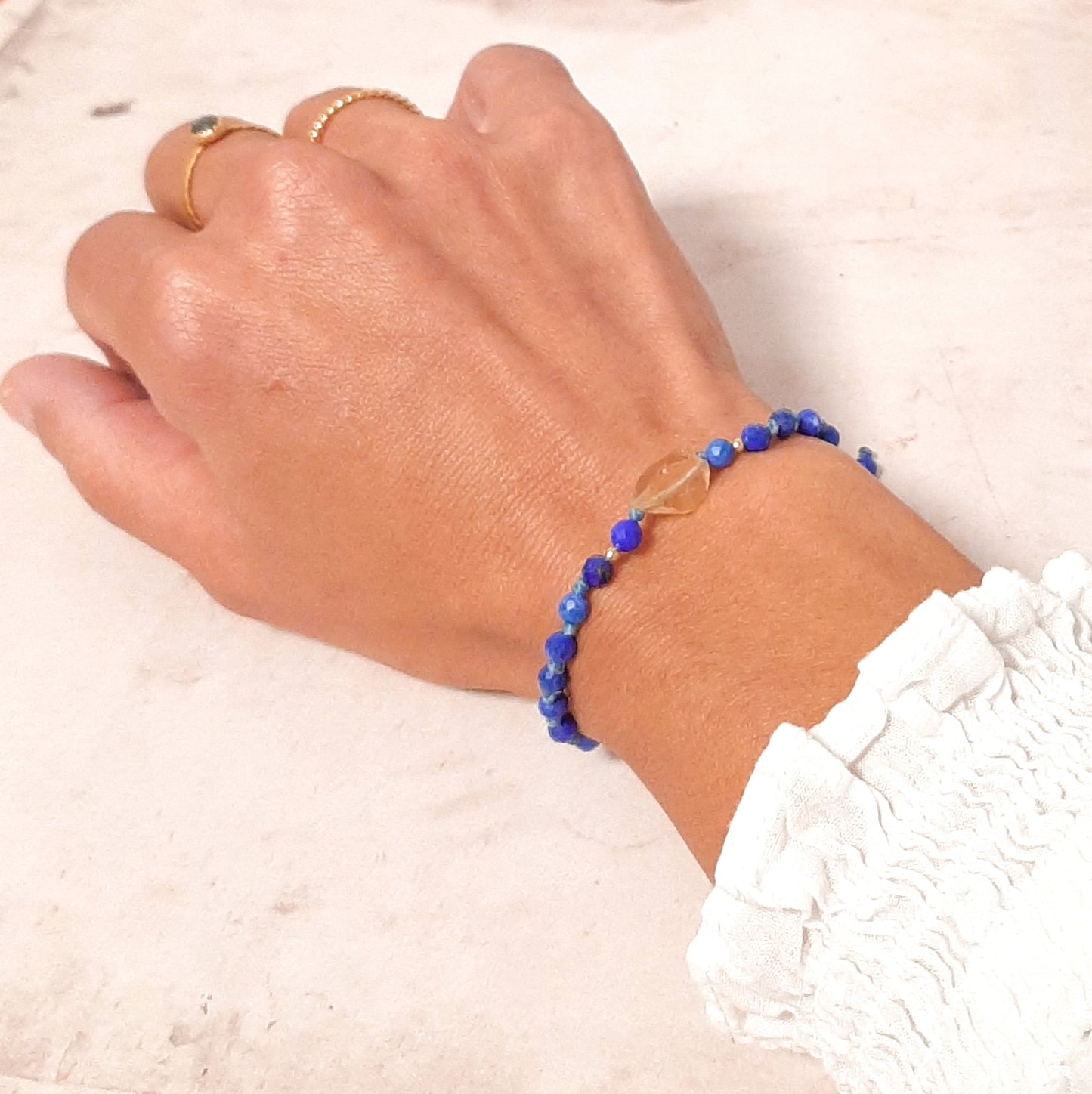Bracelet brésilien en pierres naturelles de lapis-lauli avec une citrine brute au centre, bracelet porte bonheur. Bracelet ajustable avec fermeture coulissante.