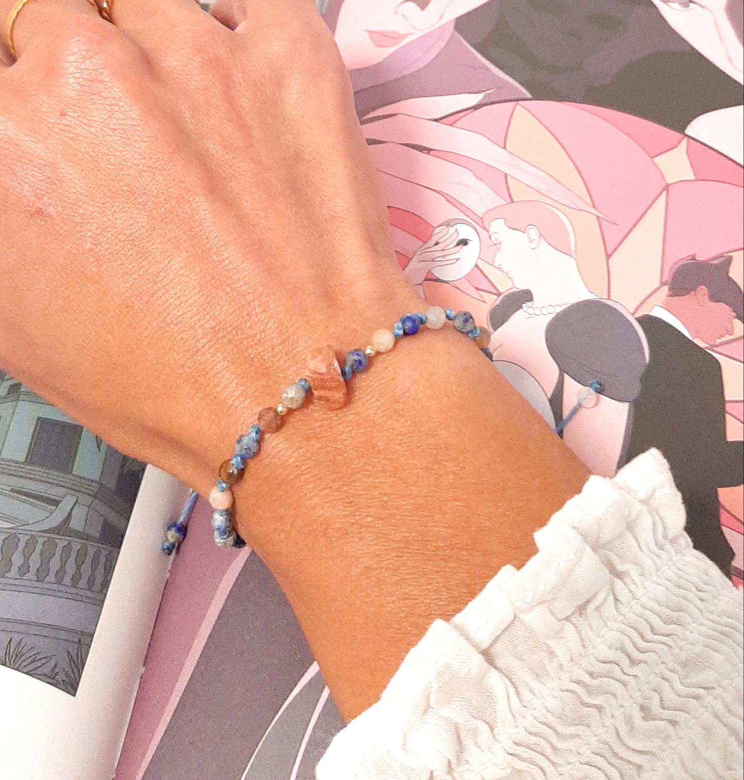 Bracelet brésilien en pierres naturelles multicolores, orné d'une pierre de soleil brute en son centre. Un bracelet porte-bonheur, ajustable grâce à sa fermeture coulissante.