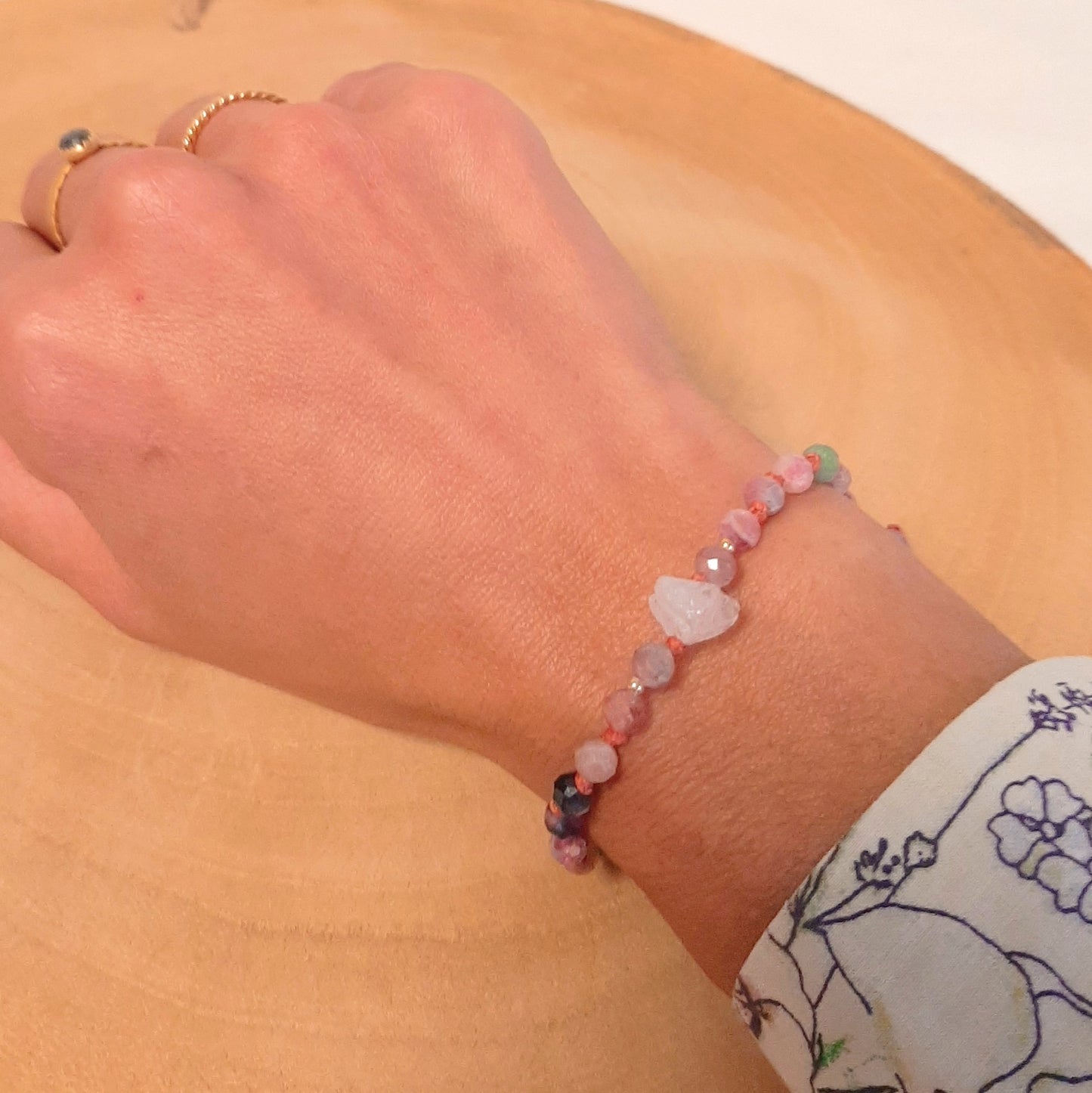 Bracelet brésilien en pierres naturelles de tourmalinel, orné d'un cristal de roche brute en son centre. Un bracelet porte-bonheur, ajustable grâce à sa fermeture coulissante.