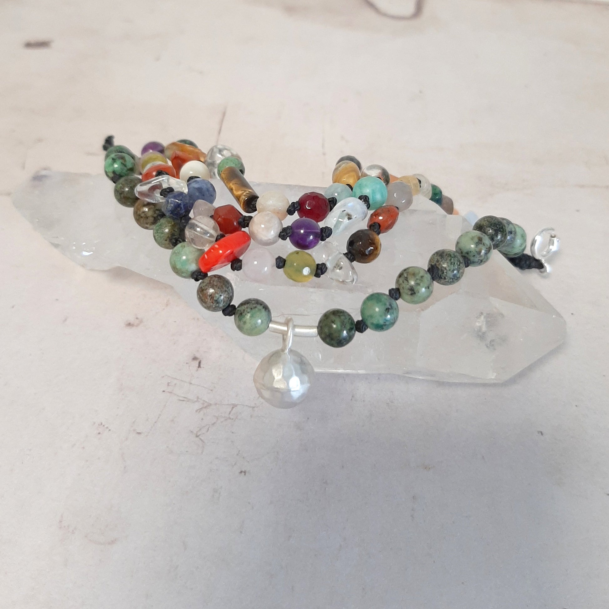 Bracelet bohème avec pierres naturelles et appeleur d’anges. Éthique, symbolique et plein de bonnes énergies.