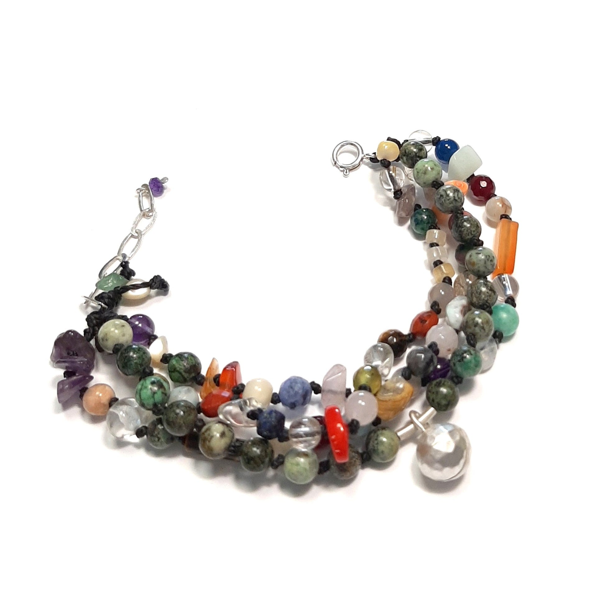 Ce bracelet brésilien associe pierres naturelles colorées et grelot appeleur d’anges. Une création artisanale au style ethnique et apaisant.