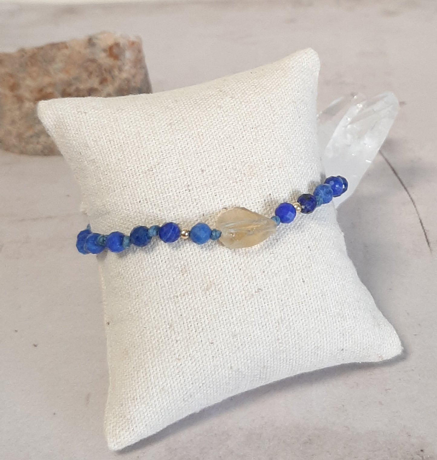 Bracelet en lapis-lazuli et citrine – Argent 925 doré et cordon ajustable
Ce bracelet en pierres naturelles allie l’énergie positive de la citrine à la sagesse du lapis-lazuli. Son cordon coulissant assure un ajustement parfait, et les apprêts en argent 925 doré ajoutent une finition élégante. Chaque pièce est unique grâce aux variations naturelles des pierres.