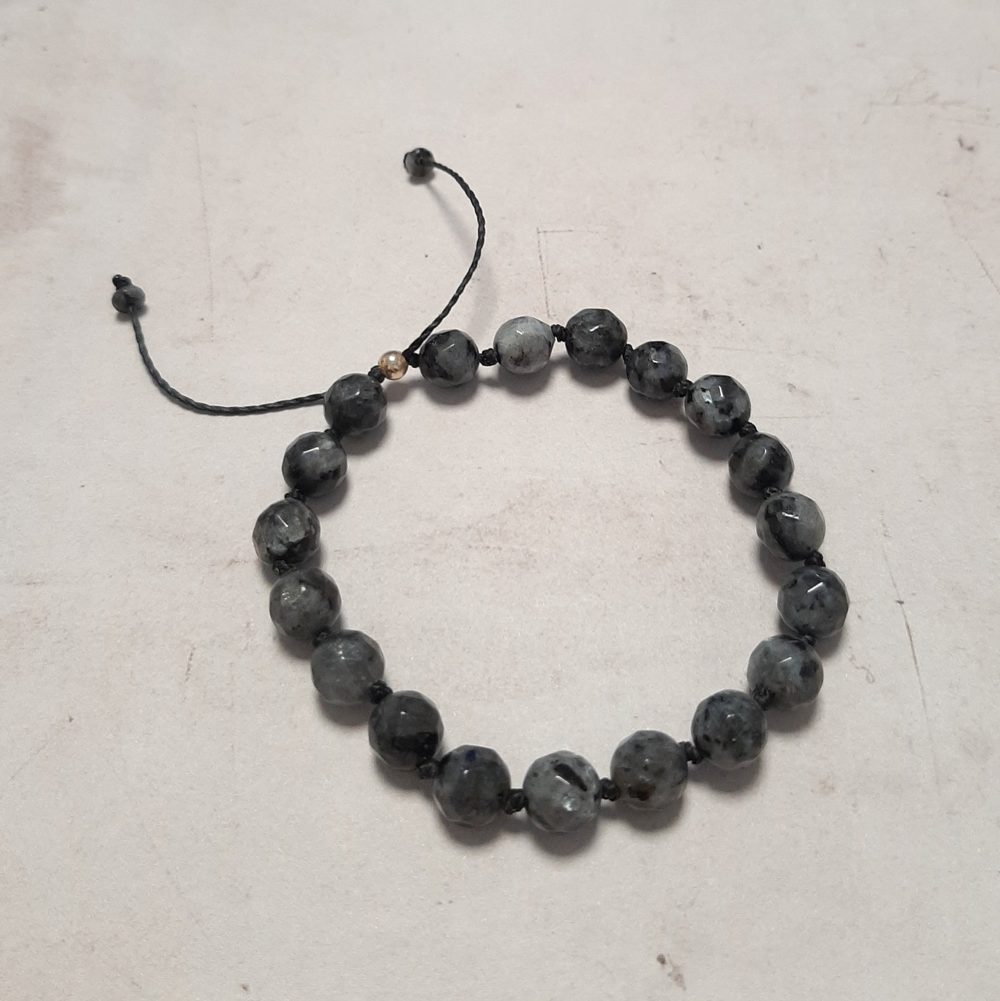 Bracelet artisanal en larvikite  – Bijou éthique et spirituel
Confectionné à la main, ce bracelet  larvikite incarne une élégance sobre et spirituelle. Chaque pierre est sélectionnée avec soin, pour un bijou authentique et chargé de sens.