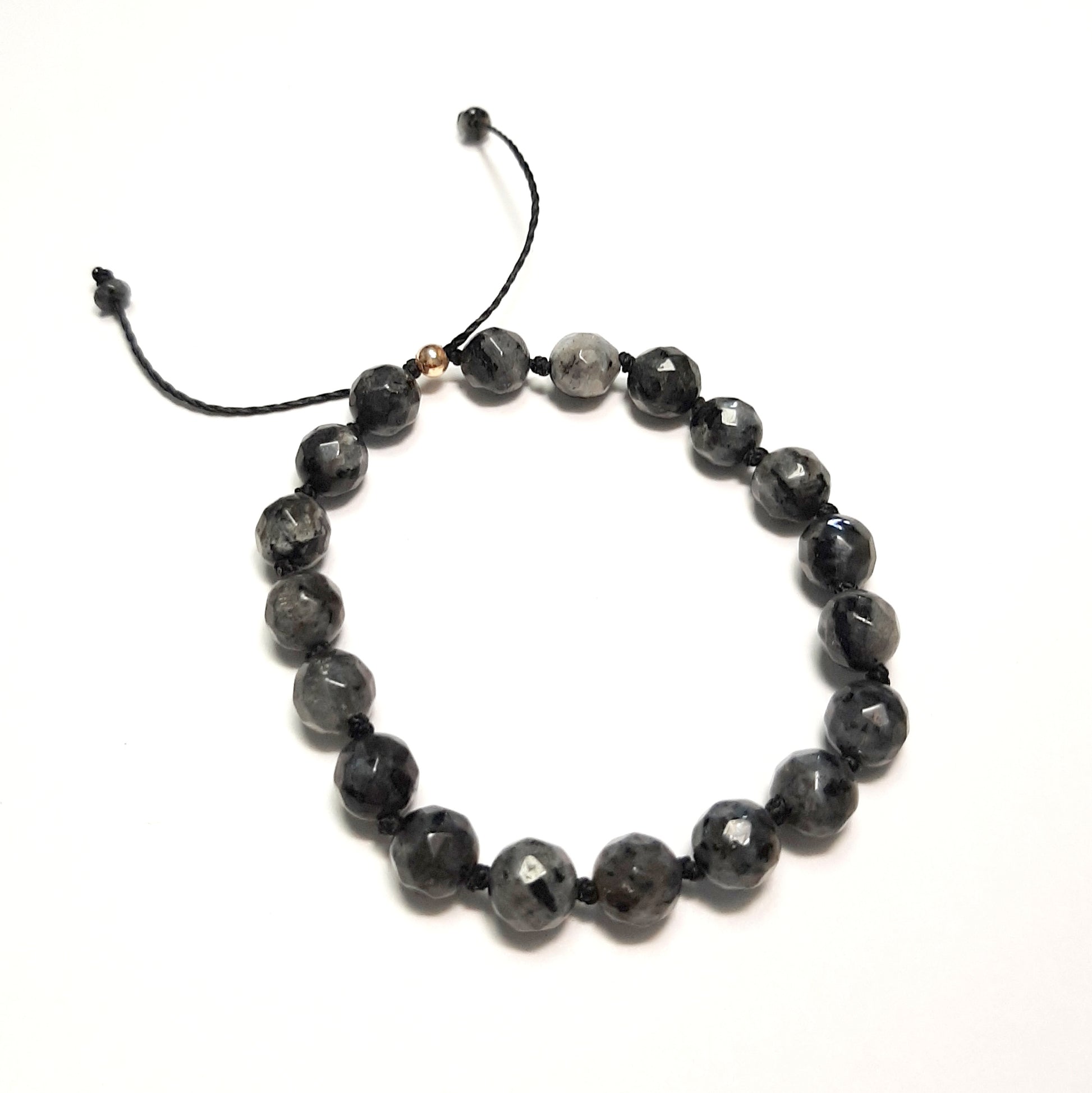 Bracelet mixte larvikite – Style naturel et minimaliste
Sobriété et caractère : ce bracelet associe pierres fines et argent massif dans un design épuré. Un bijou unisexe et réglable, parfait pour un look naturel et engagé.