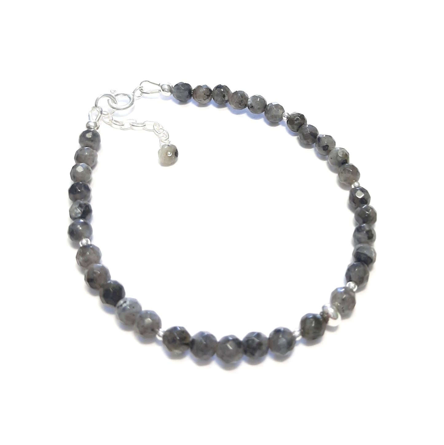 bracelet unisexe minimaliste en argent 925, rehaussé par une labradorite noire, également connue sous le nom de larvikite. Mesurant 17 cm, ajustable grâce à une délicate chainette, ce bijou met en valeur une pierre fine de 4 mm de diamètre.