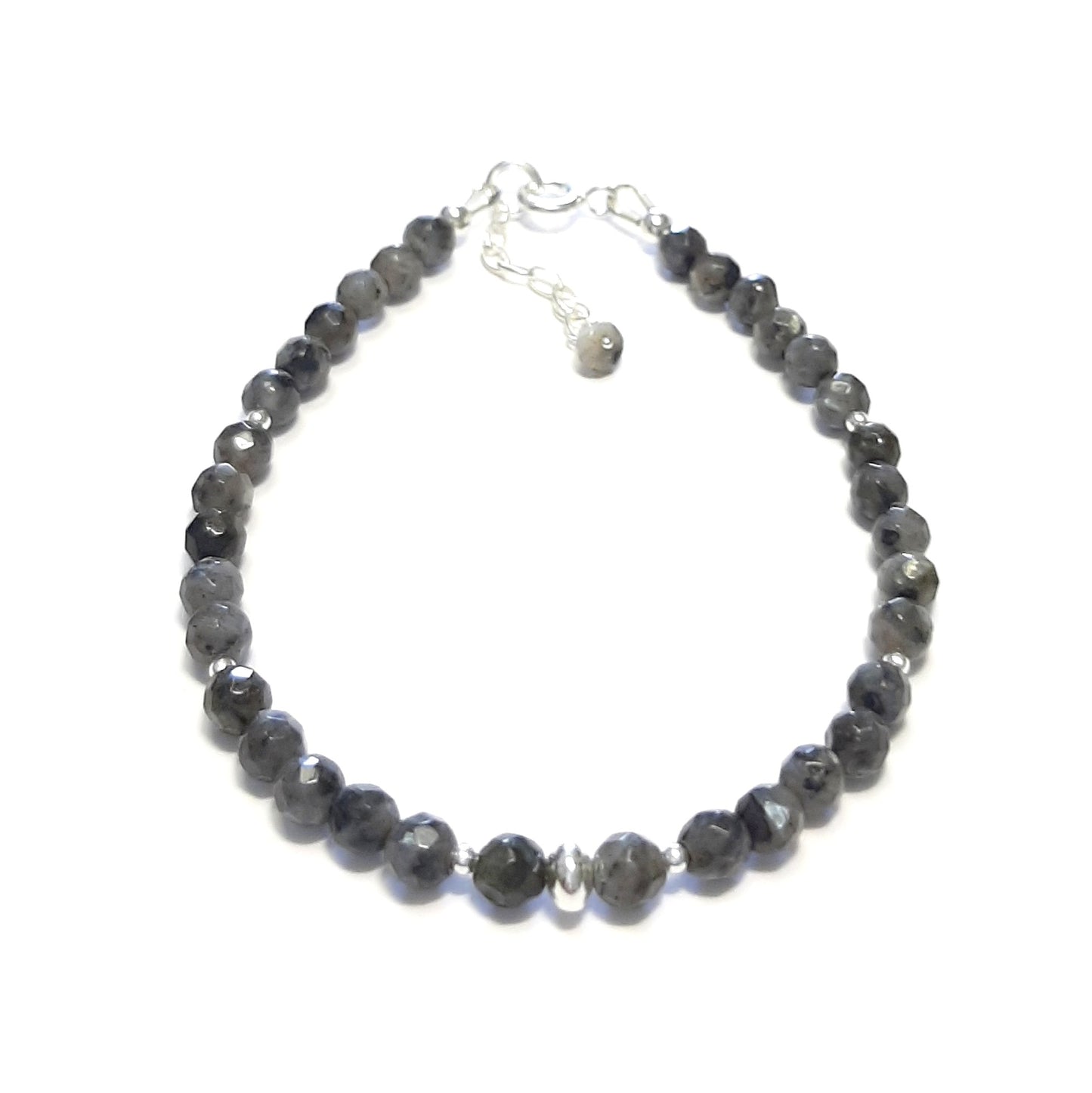 bracelet minimaliste en argent 925, rehaussé par une labradorite noire, également connue sous le nom de larvikite. Mesurant 17 cm, ajustable grâce à une délicate chainette, ce bijou met en valeur une pierre fine de 4 mm de diamètre. Parfait pour un style épuré, ce bracelet peut également se marier avec d'autres pour une allure contemporaine et sophistiquée.