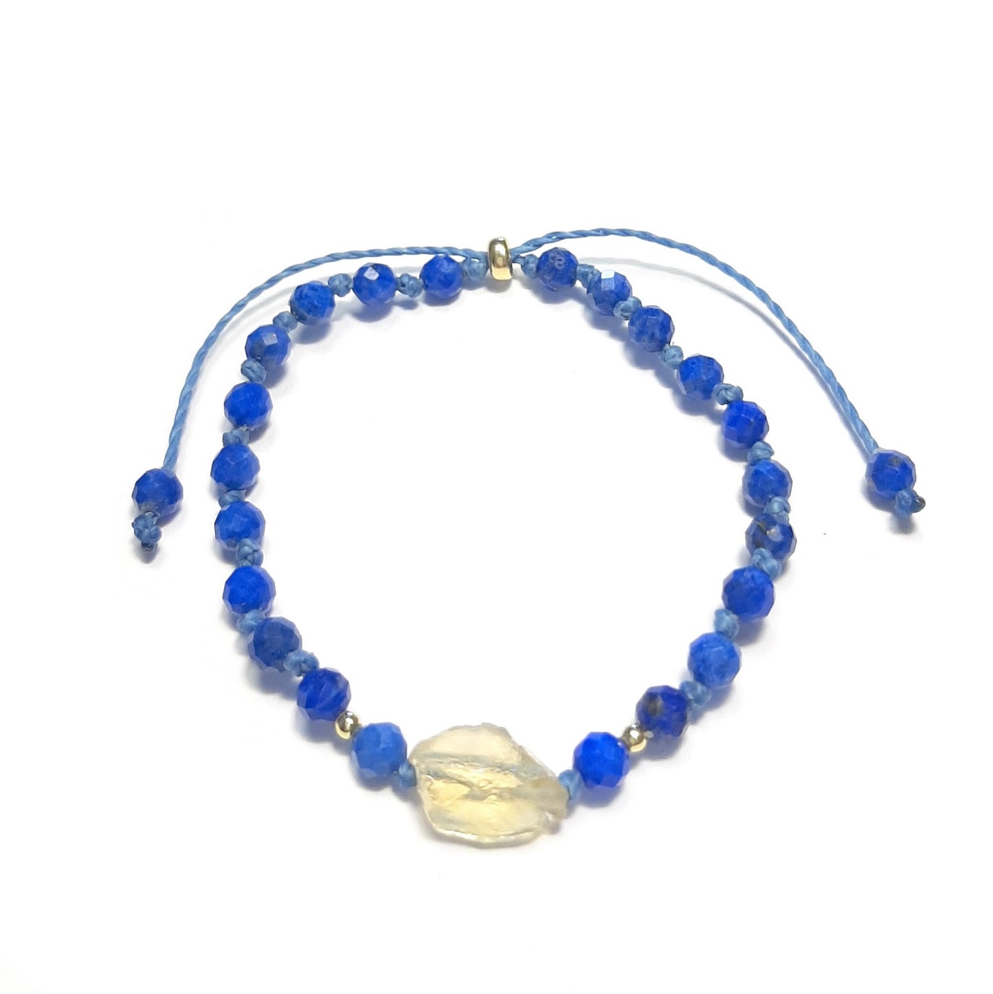 Bracelet énergétique en lapis-lazuli et citrine – Ajustable et raffiné
Harmonisez vos énergies avec ce bracelet en lapis-lazuli et citrine, deux pierres aux vertus complémentaires. Facile à ajuster grâce à son cordon coulissant, il est sublimé par des apprêts en argent 925 doré. Un bijou unique, à la fois intemporel et chargé de bienfaits.