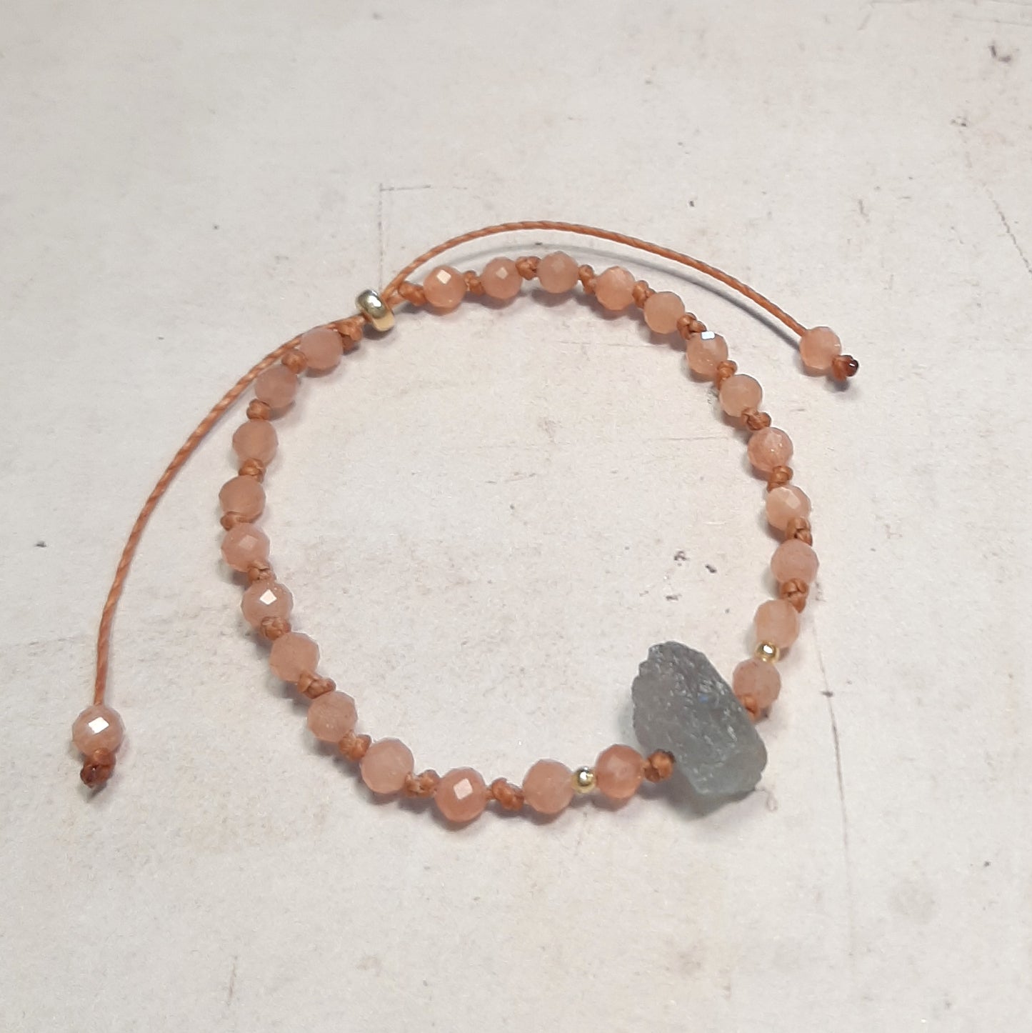 Bracelet Énergétique en Pierre de Soleil et Labradorite
Alliant la luminosité de la pierre de soleil à la mystique labradorite, ce bracelet est plus qu'un simple accessoire. La pierre de soleil est réputée pour dissiper les énergies négatives et stimuler la créativité, tandis que la labradorite est connue pour ses propriétés protectrices. Grâce à ses liens ajustables, ce bracelet est non seulement pratique mais aussi parfaitement ajusté à votre poignet, pour un confort optimal au quotidien.