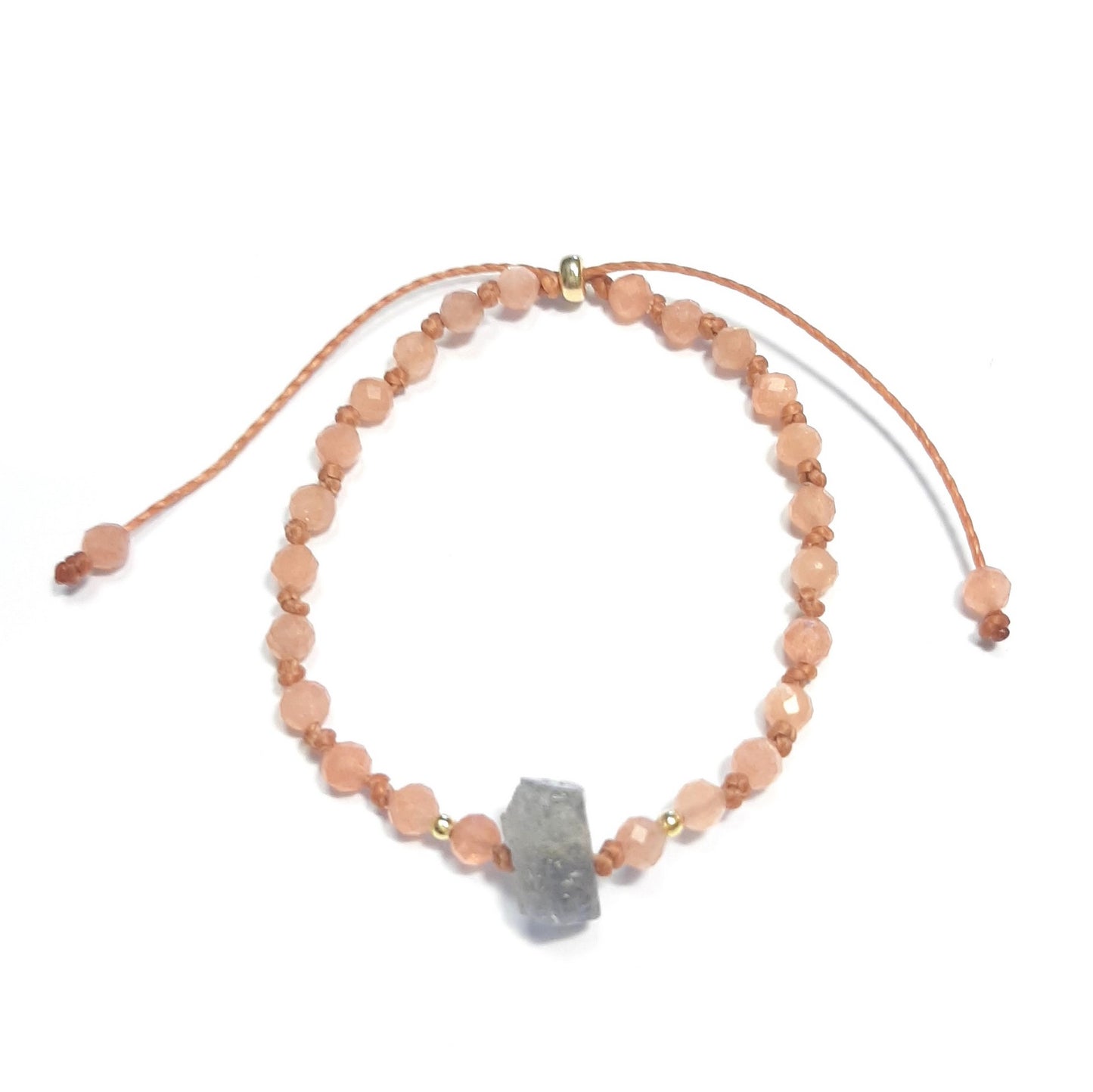 Bracelet en Pierre de Soleil et Labradorite .Ce bracelet unique vous invite à explorer les bienfaits de deux pierres aux énergies puissantes. La pierre de soleil est associée à la joie et à l'optimisme, tandis que la labradorite est reconnue pour ses vertus protectrices. Avec ses liens ajustables, il est facile à enfiler et s’ajuste à toutes les tailles de poignet, vous garantissant un confort optimal.