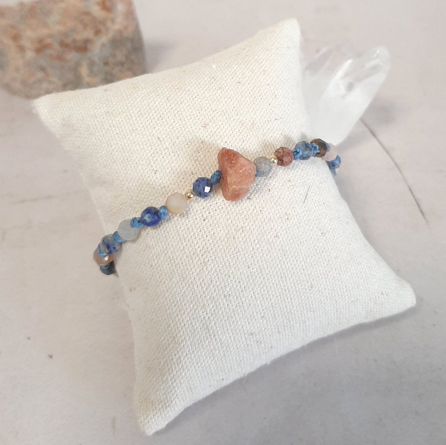 Bracelet en Pierre de Soleil et pierres naturelles – Ajustable et unique
Ce bracelet artisanal en pierres naturelles multicolores est orné d’une pierre de soleil brute centrale, reconnue pour apporter chaleur et optimisme. Ses apprêts en argent 925 doré ajoutent une touche raffinée, tandis que son cordon coulissant assure un ajustement parfait dès 15 cm de tour de poignet.
🌟 Pourquoi l’adopter ?
Pierres naturelles facettées de 4 mm aux nuances uniques
Pierre de soleil : énergie positive et vitalité