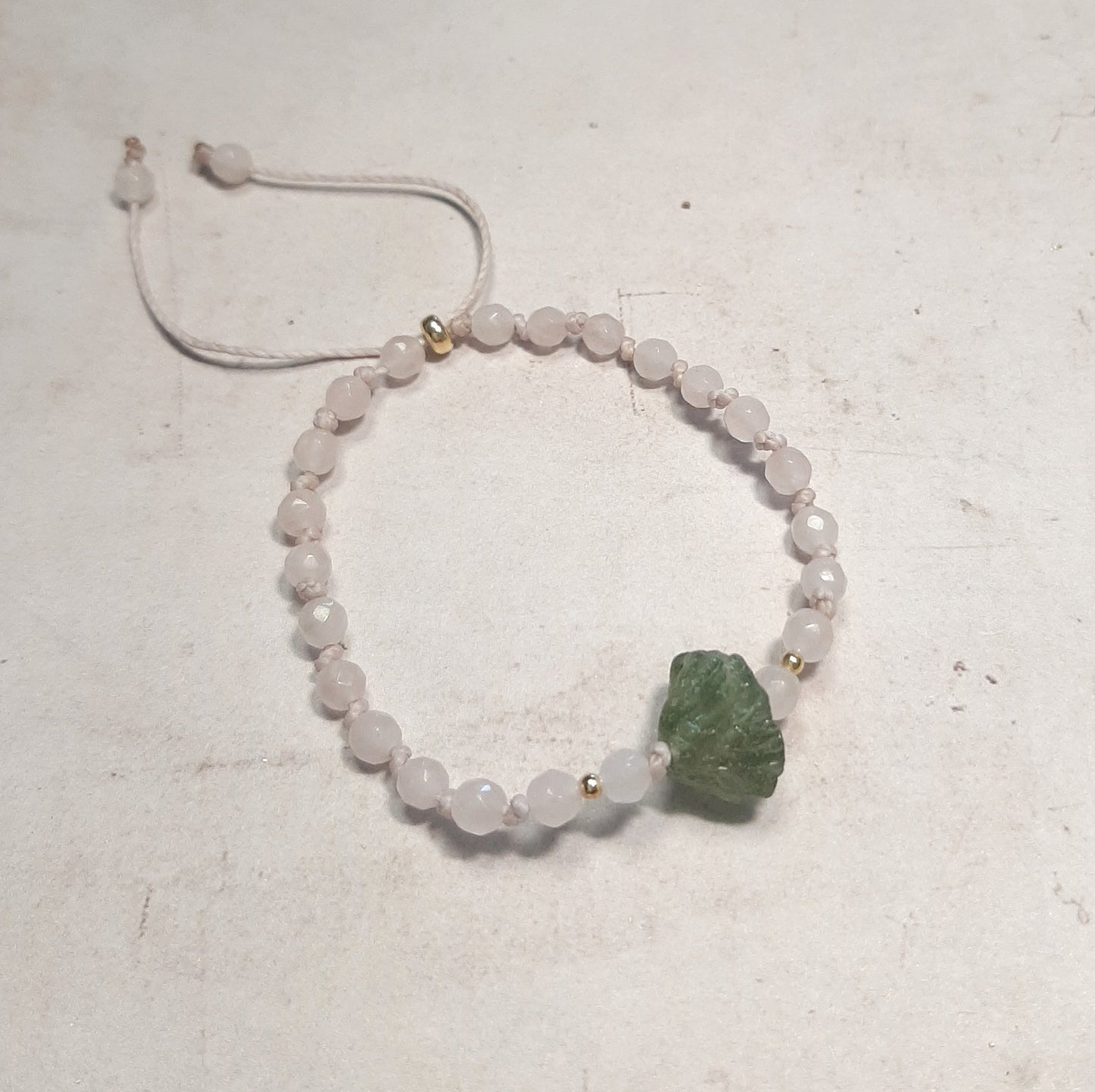 Bracelet en Quartz rose et Grenat vert – Confiance & Harmonie
Succombez à l’élégance naturelle de ce bracelet en pierres naturelles, où la douceur du quartz rose rencontre la force du grenat vert. Ensemble, ces pierres favorisent l’équilibre émotionnel et la vitalité. Noué à la main, il est sublimé par des finitions délicates.
Son cordon coulissant permet un ajustement facile, s’adaptant à tous les poignets dès 15 cm, ce qui le rend parfait pour les femmes comme pour les filles.