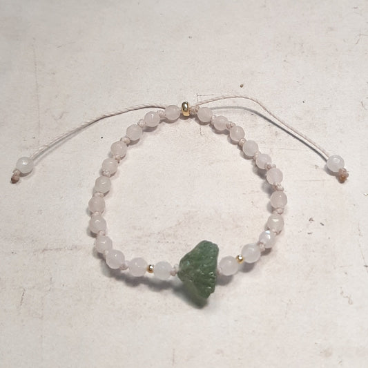 Bracelet ajustable en Quartz rose et Grenat vert – Douceur & Énergie
Laissez-vous séduire par ce bracelet en pierres naturelles, mêlant la douceur du quartz rose, pierre d’amour et de sérénité, à la force du grenat vert, symbole de vitalité et de renouveau. Noué à la main, il allie élégance et bien-être énergétique.
Son cordon coulissant s’adapte facilement à tous les poignets, dès 15 cm, ce qui le rend idéal aussi bien pour les femmes que pour les filles.