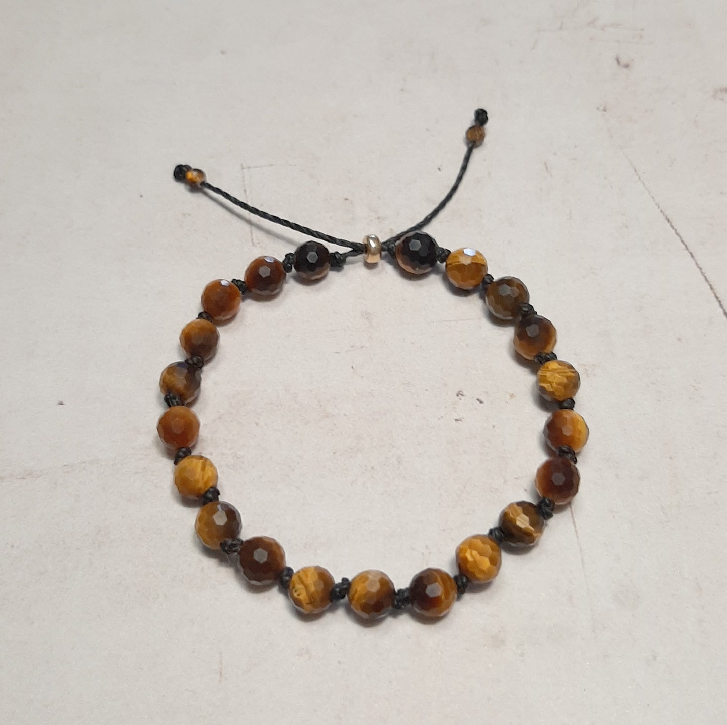 Bracelet réglable en Œil de Tigre naturelle sur fil de coton ciré. Idée cadeau femme.