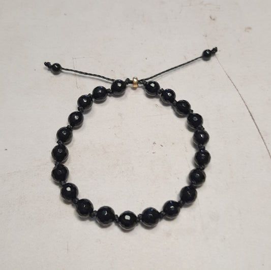 Bracelet réglable en Onyx noir naturelle sur fil de coton ciré. Idée cadeau femme.