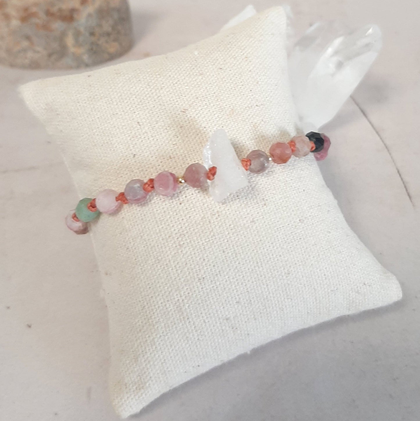 Ce bracelet en pierres naturelles marie la tourmaline multicolore, pierre de protection et d’harmonie, avec un cristal de roche brut, amplificateur d’énergie et purificateur de l’environnement.
Grâce à son cordon coulissant, il s’ajuste à tous les poignets dès 15 cm, le rendant idéal pour les femmes et les filles. Noué à la main, chaque bracelet est unique, avec des variations naturelles de couleur qui le rendent encore plus précieux.
Un bijou raffiné qui équilibre les énergies et protège l’esprit.
