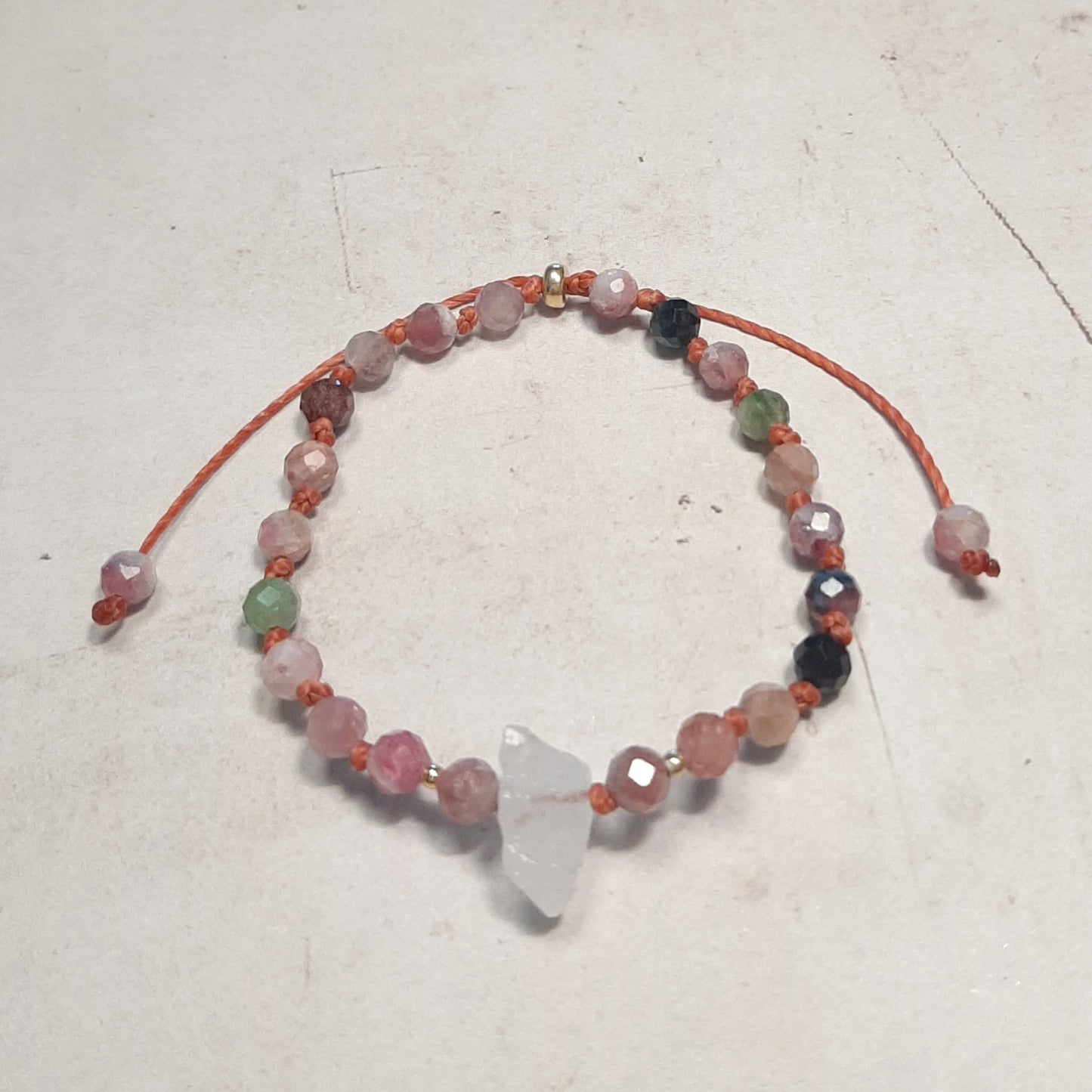 Bracelet ajustable en Tourmaline multicolore et Cristal de Roche –
Ce bracelet en pierres naturelles allie la tourmaline multicolore, protectrice et équilibrante, à un cristal de roche brut central, amplifiant les énergies positives. Monté à la main sur un cordon coulissant, il s’ajuste facilement à tous les poignets dès 15 cm, adapté aux femmes et filles.
Chaque pierre étant naturelle, votre bracelet sera unique, avec des variations de couleur qui le rendent encore plus spécial.
