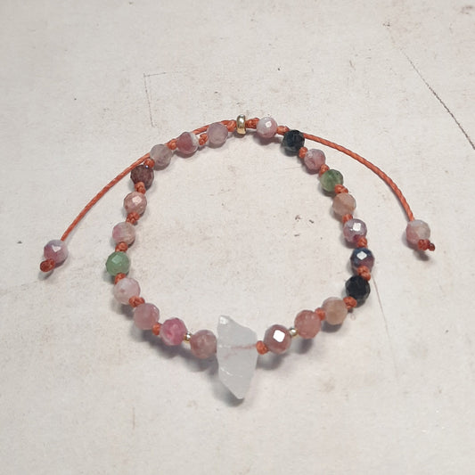 Bracelet ajustable en Tourmaline multicolore et Cristal de Roche – 
Ce bracelet en pierres naturelles allie la tourmaline multicolore, protectrice et équilibrante, à un cristal de roche brut central, amplifiant les énergies positives. Monté à la main sur un cordon coulissant, il s’ajuste facilement à tous les poignets dès 15 cm, adapté aux femmes et filles.
Chaque pierre étant naturelle, votre bracelet sera unique, avec des variations de couleur qui le rendent encore plus spécial.