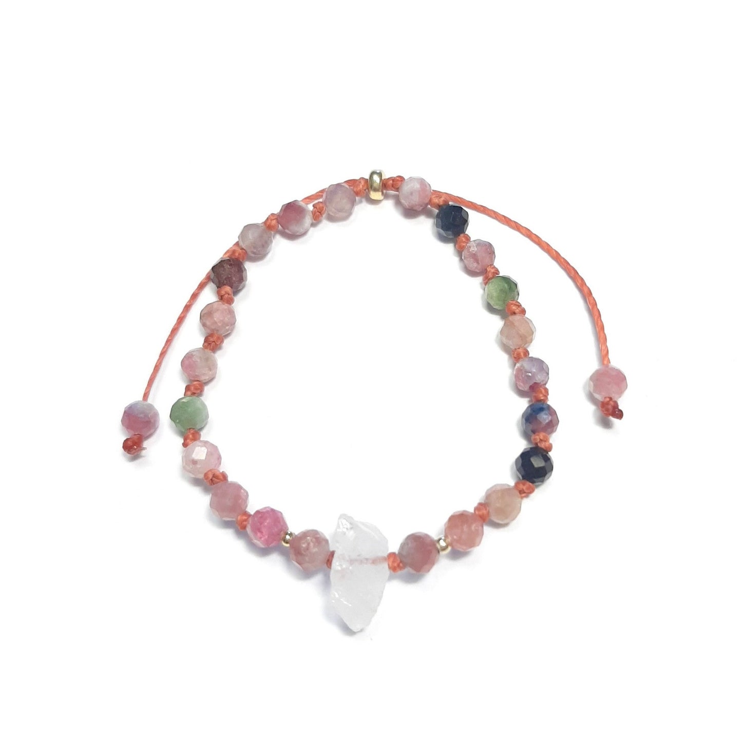 Bracelet en Tourmaline multicolore et Cristal de Roche – Protection & Pureté
Laissez-vous charmer par ce bracelet en tourmaline multicolore, connue pour ses vertus protectrices et purifiantes, associée à un cristal de roche brut, amplificateur d’énergie et de clarté.
Ce bracelet ajustable, noué à la main, s’adapte à tous les poignets dès 15 cm, convenant à la fois aux femmes et aux filles. Les apprêts en argent 925 doré ajoutent une touche élégante et raffinée.