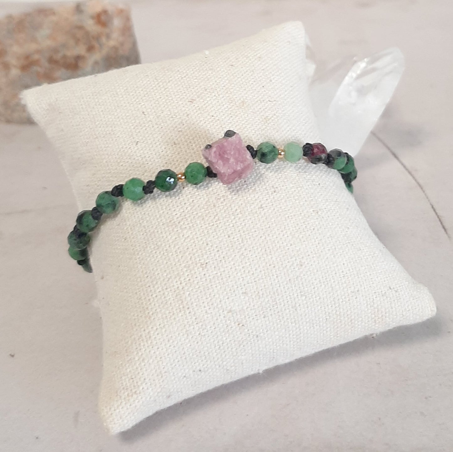 Bracelet réglable en Zoïsite et Rubis –
Ce bracelet artisanal marie la zoïsite, pierre d’évolution et de transformation, au rubis brut, reconnu pour ses vertus de protection et de courage.
Son cordon coulissant s’adapte à tous les poignets dès 15 cm, le rendant idéal pour les femmes et les filles. Chaque pierre étant naturelle, les variations de couleur rendent chaque bijou unique et authentique.