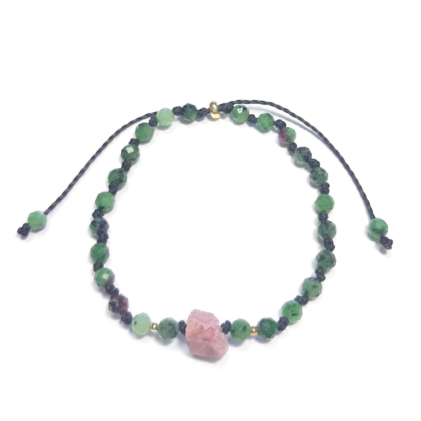 Bracelet en Zoïsite et Rubis – Passion & Sérénité
Succombez au charme de ce bracelet en zoïsite, une pierre aux nuances vertes et noires favorisant la sérénité, rehaussée par un rubis brut central, symbole de passion et d’énergie.
Son cordon coulissant permet un ajustement parfait dès 15 cm, convenant aussi bien aux femmes qu’aux filles. Chaque pierre étant naturelle, ses variations rendent chaque bracelet unique. Fabriqué en France.