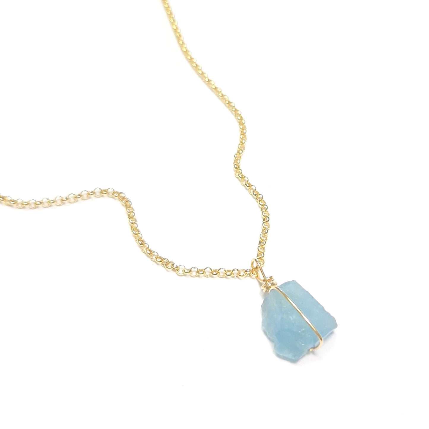 Collier argent doré aigue marine Itá posé sur fond blanc