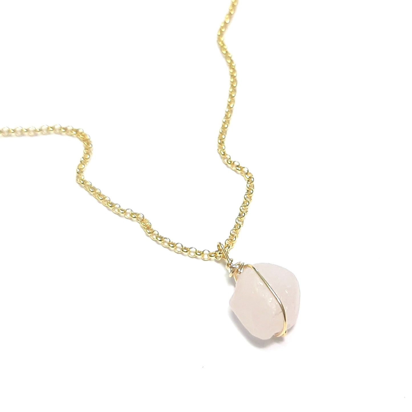 Collier argent doré quartz rose Itá posé sur fond blanc