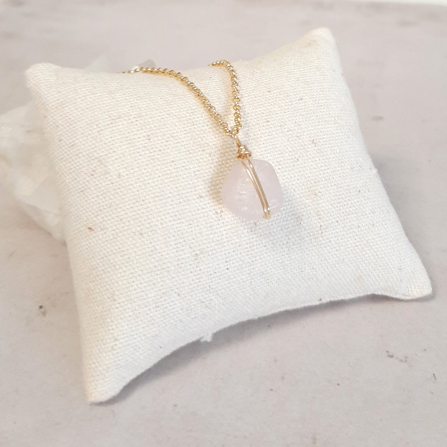 Collier en argent doré avec un pedentif en quartz rose, pierre brute . Idée cadeau femme.