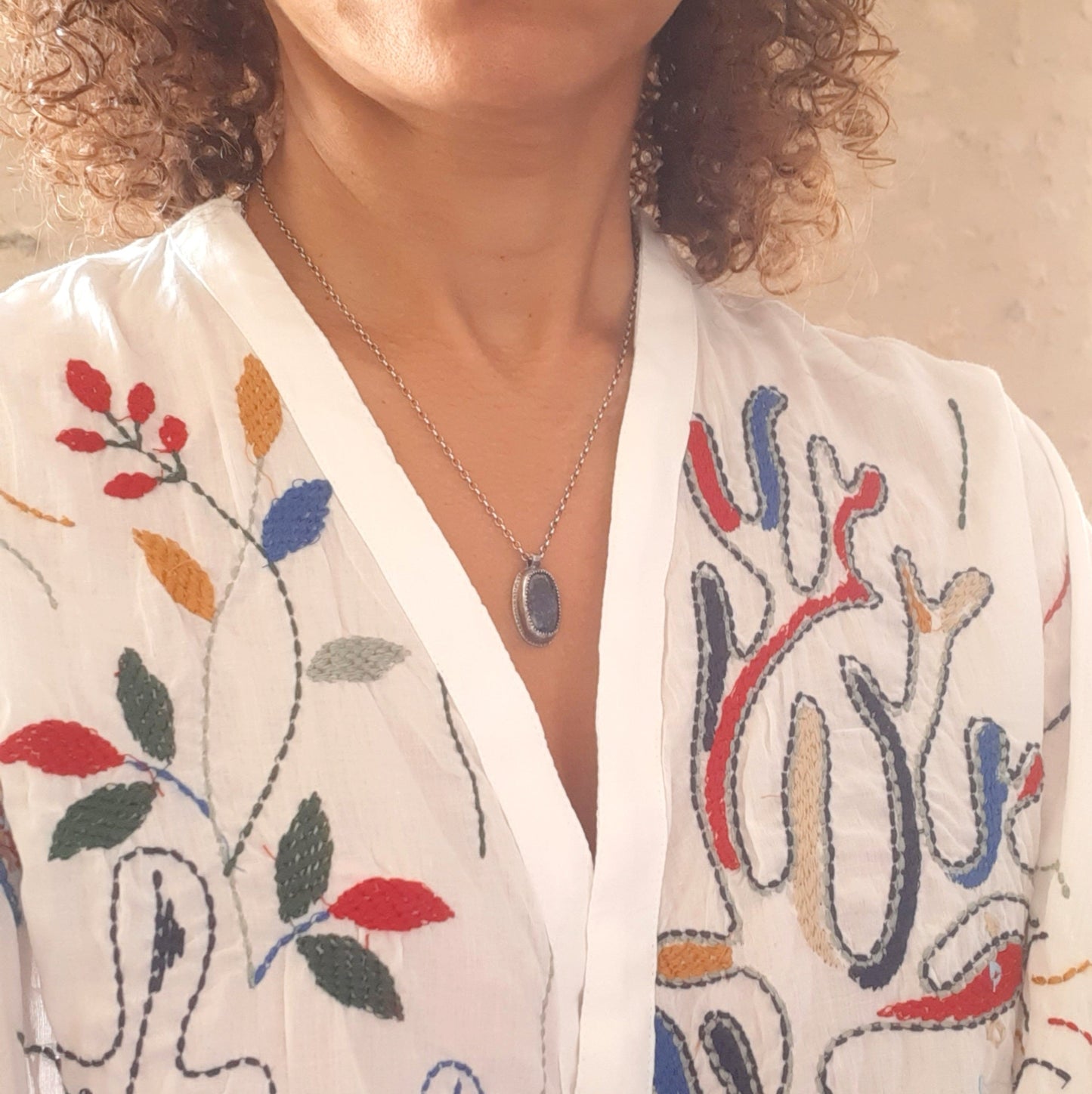 Collier fait main en argent patiné avec un pendentif en saphir, bijoux responsables fabriqués en argent recyclé.